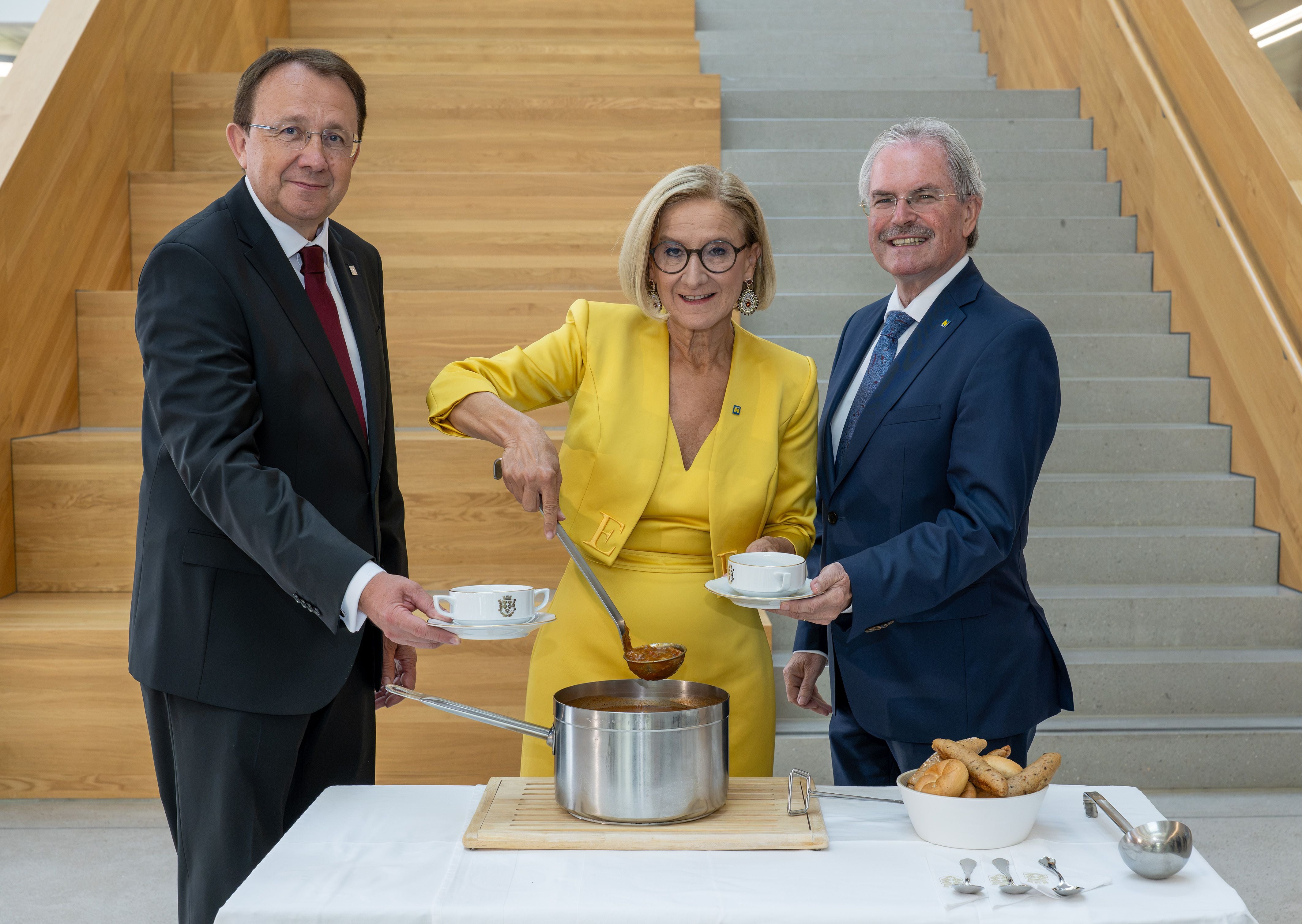 In Erinnerung an den damaligen Slogan "Ein Land ohne Hauptstadt ist wie ein Gulasch ohne Saft" wurde nach dem Festakt mit Gulasch gefeiert. Im Bild Landeshauptfrau Johanna Mikl-Leitner mit dem Bürgermeister der Landeshauptstadt Matthias Stadler und Landtagspräsident Karl Wilfing.