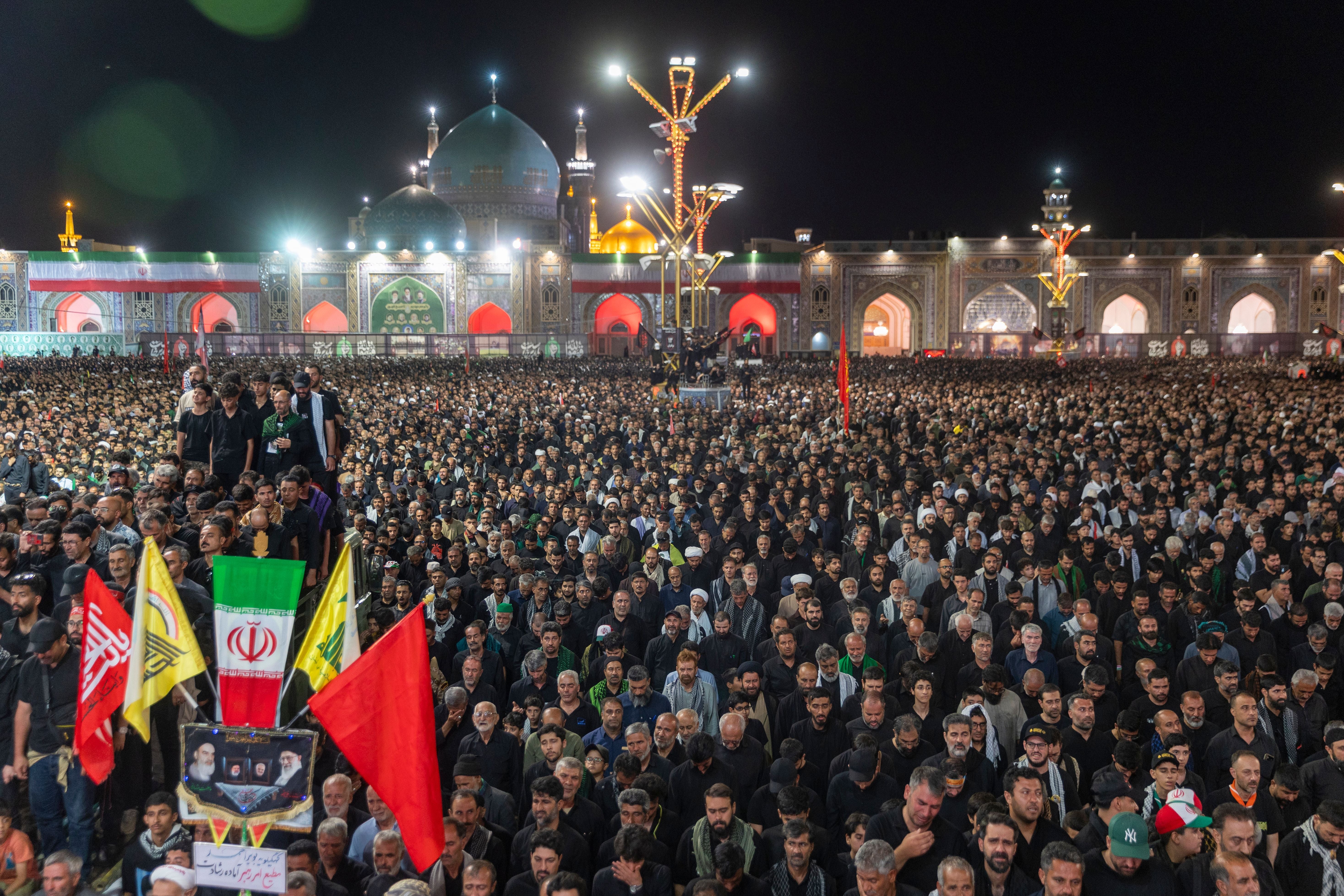 Menschenmenge der nächtlichen Beerdigungszeremonie am Imam-Reza-Schrein in Mashhad, Iran.