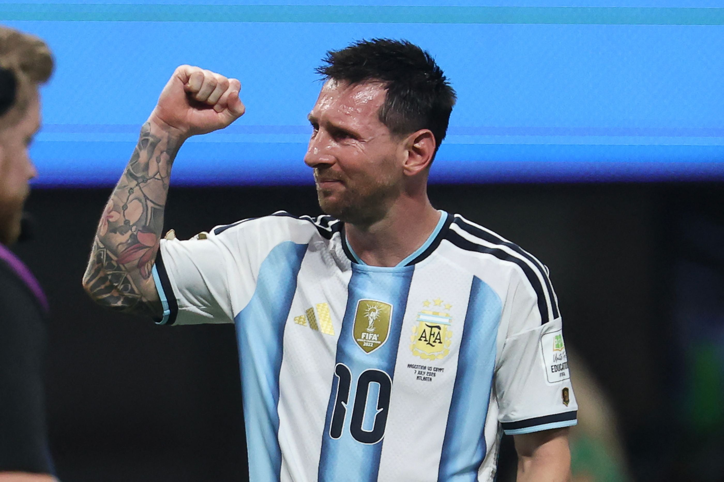 Ein argentinischer Fußballspieler jubelt mit erhobener Faust im Trikot bei einem WM-Spiel.