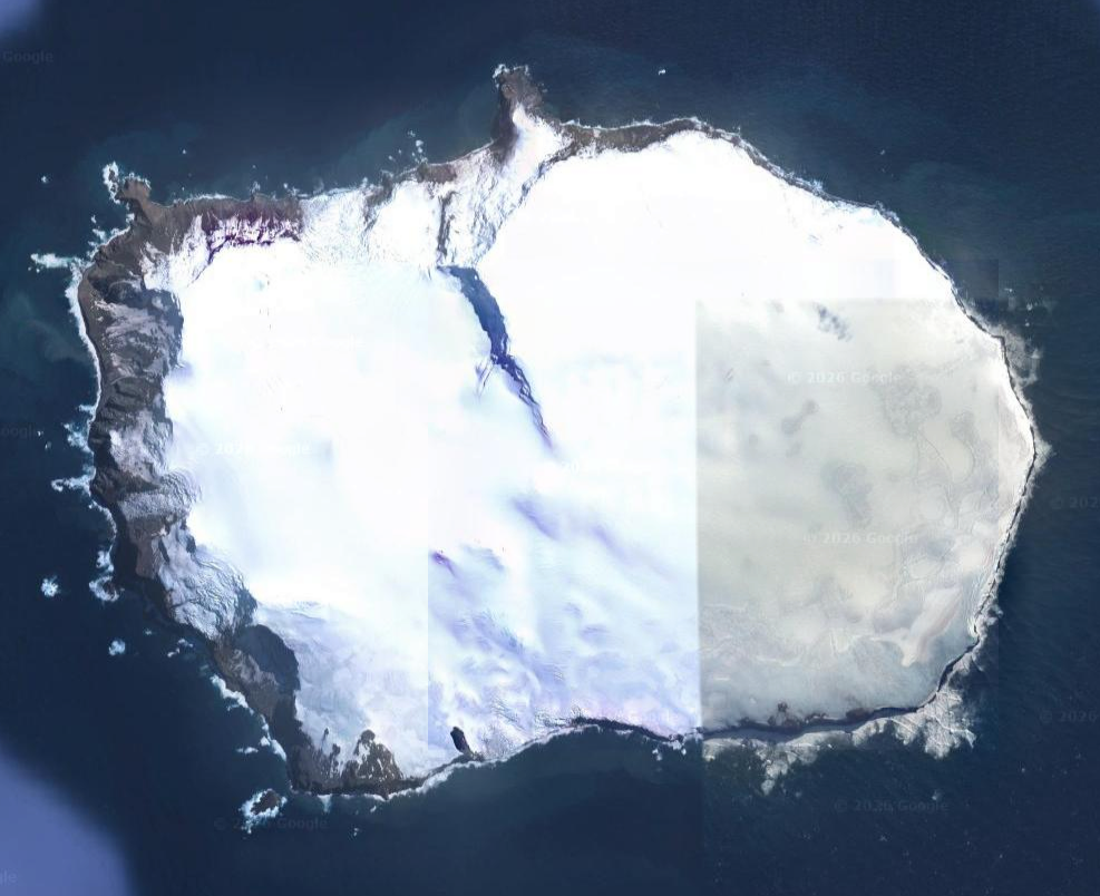 Satellitenbild der schneebedeckten Bouvetinsel im Südatlantik, umgeben von dunklem Meer.