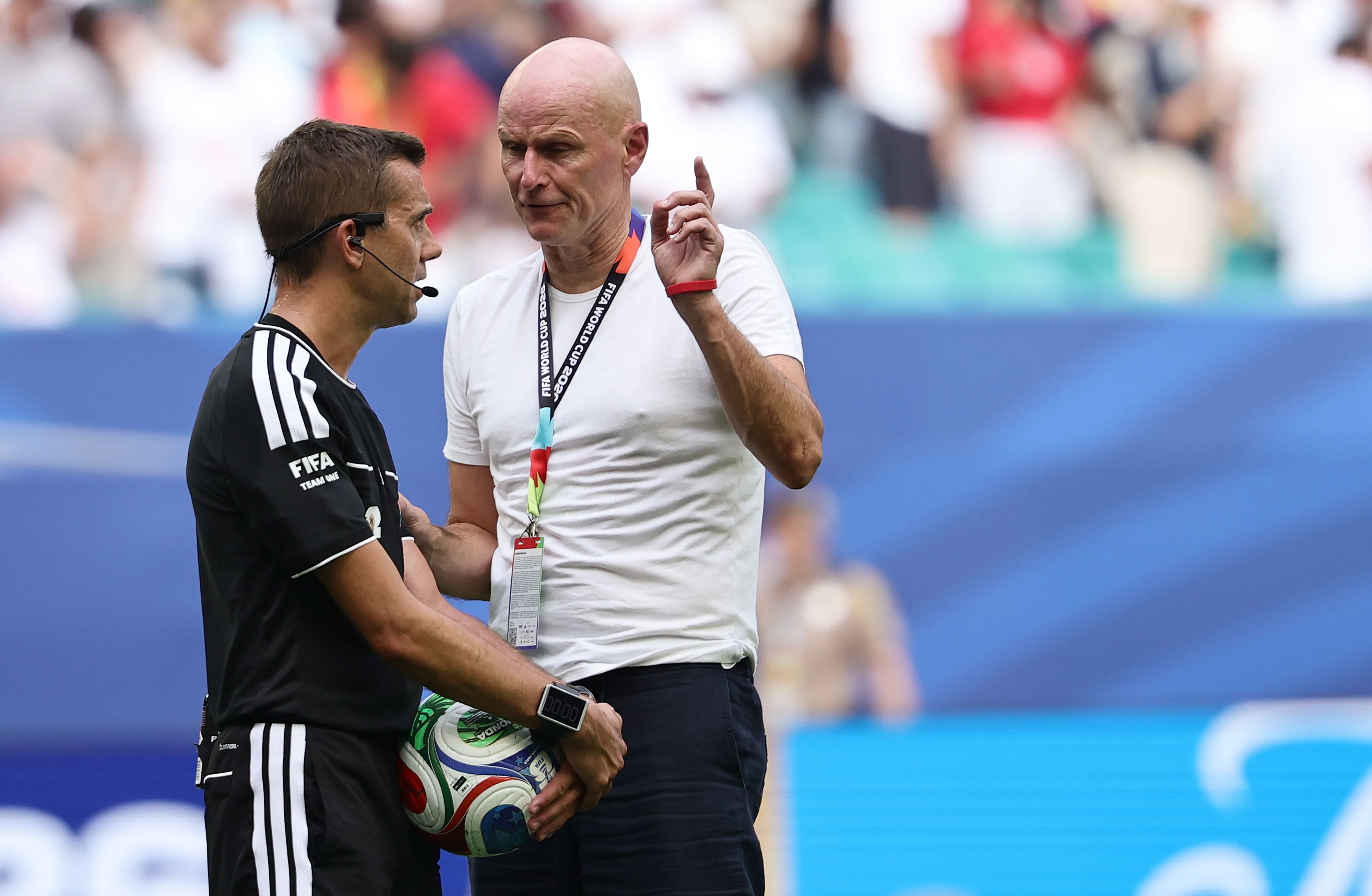 Norwegens Trainer spricht während der Halbzeit mit dem Schiedsrichter beim WM-Viertelfinale.
