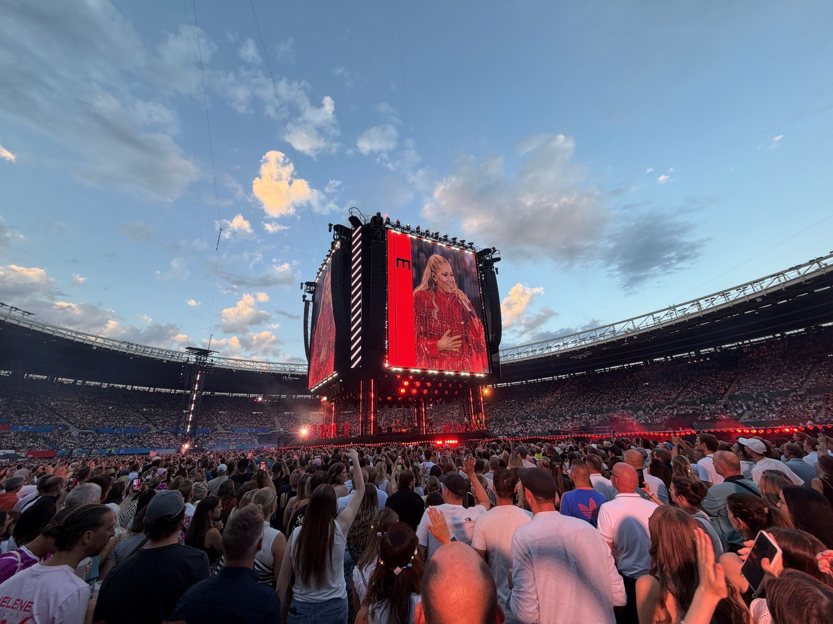 Menschenmenge bei einem Helene Fischer Konzert in einem Stadion mit großer Videoleinwand.
