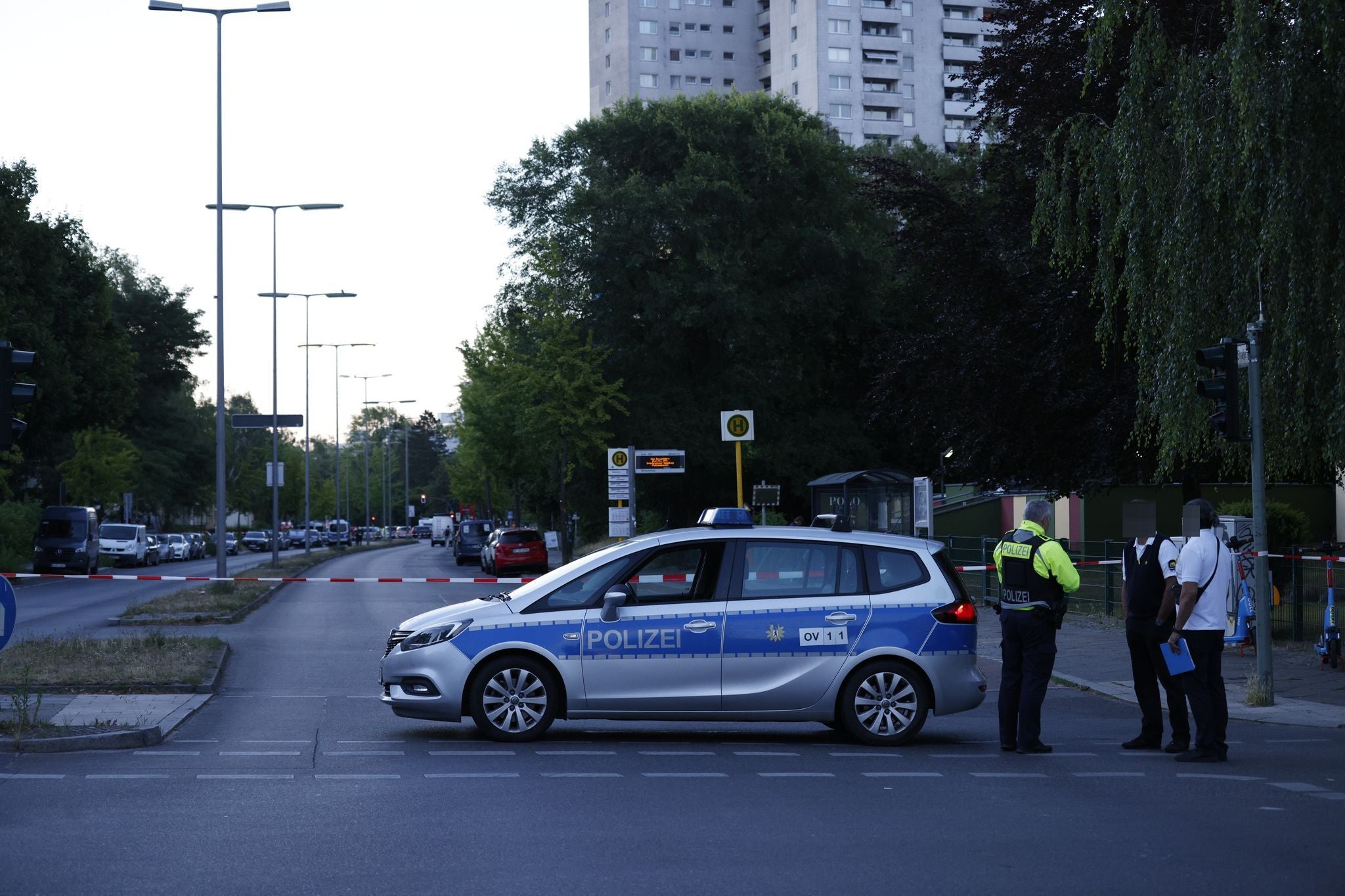 Die Polizei sperrt einige Zufahrtsstraße ab in der Nähe einer Geiselnahme in einem Supermarkt.
