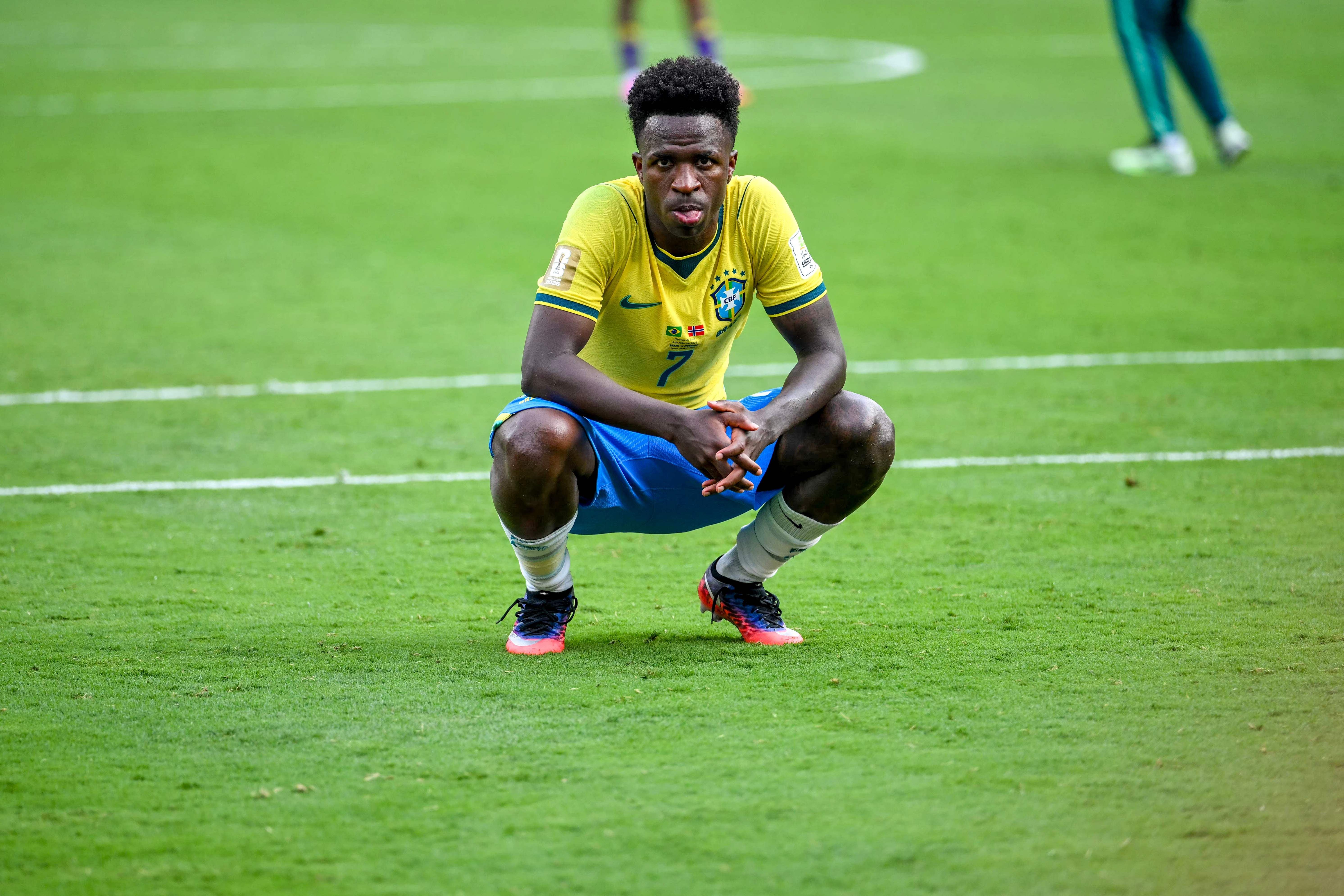 Vinicius Jr. hockt nach dem WM-Aus gegen Norwegen enttäuscht auf dem Spielfeld.