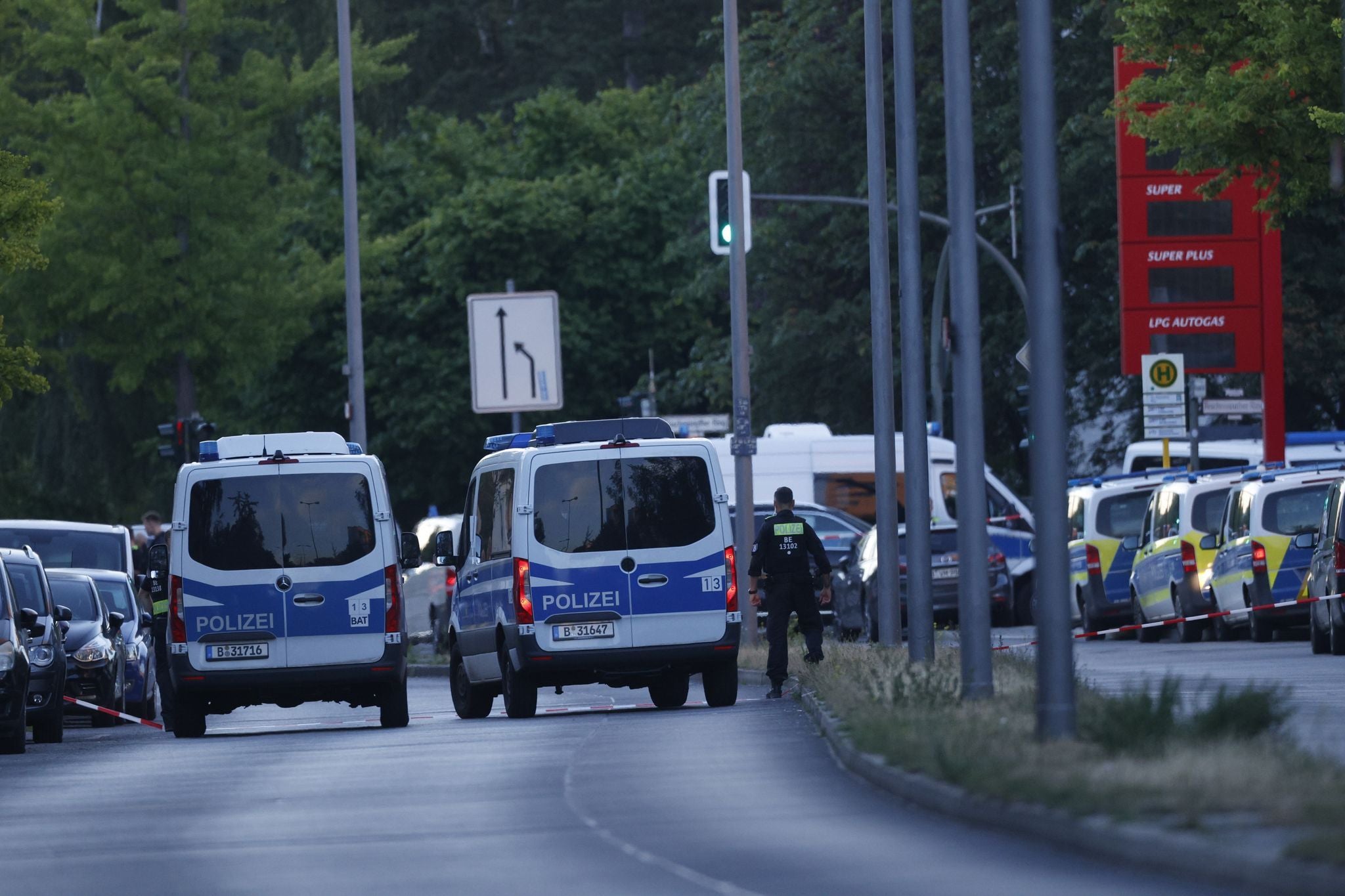 Mehrere Polizeifahrzeuge und Einsatzkräfte sind bei einer Geiselnahme in Berlin im Einsatz.