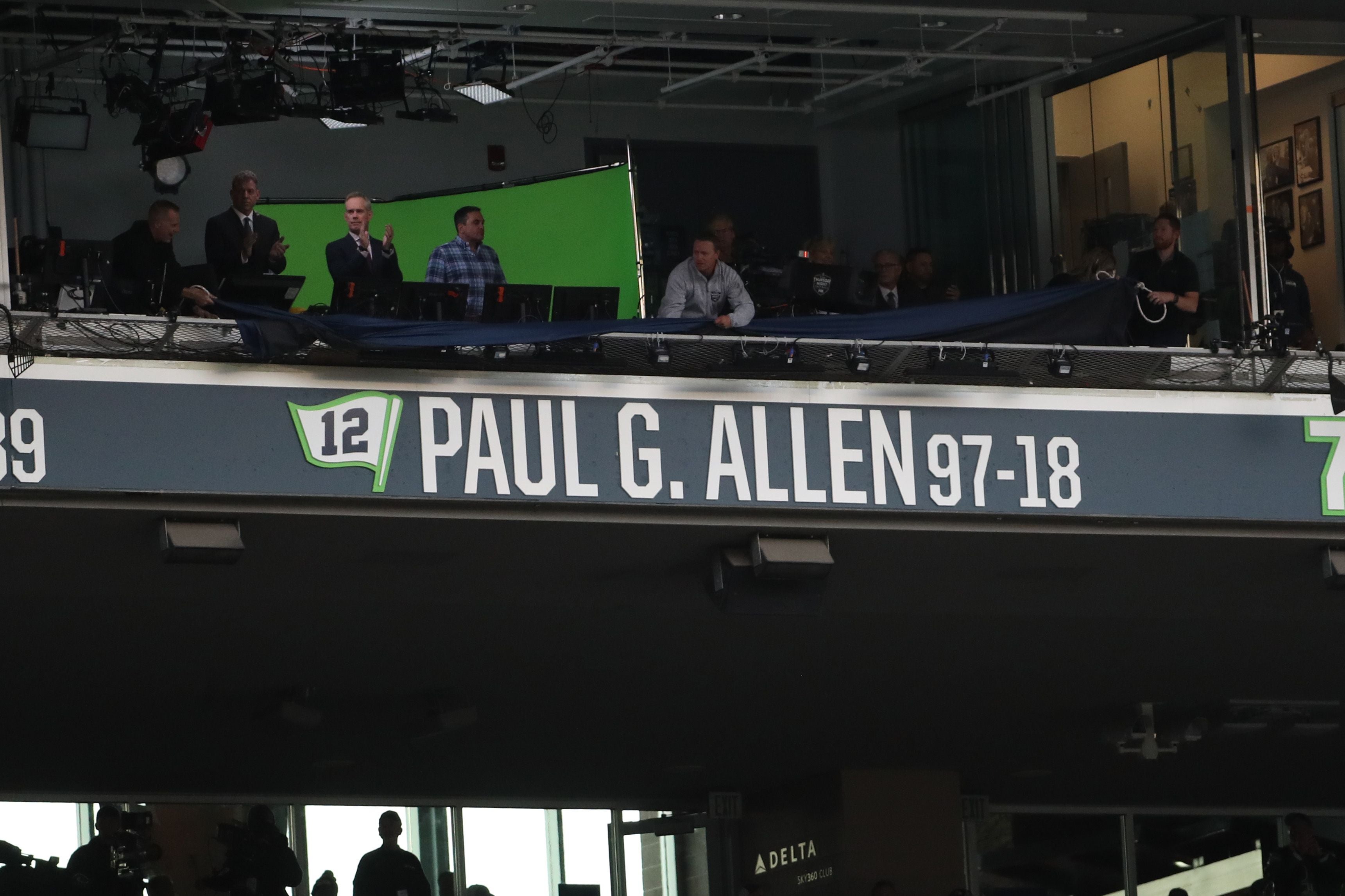 Paul G. Allens Name wird im CenturyLink Field in die Ring of Honor aufgenommen.