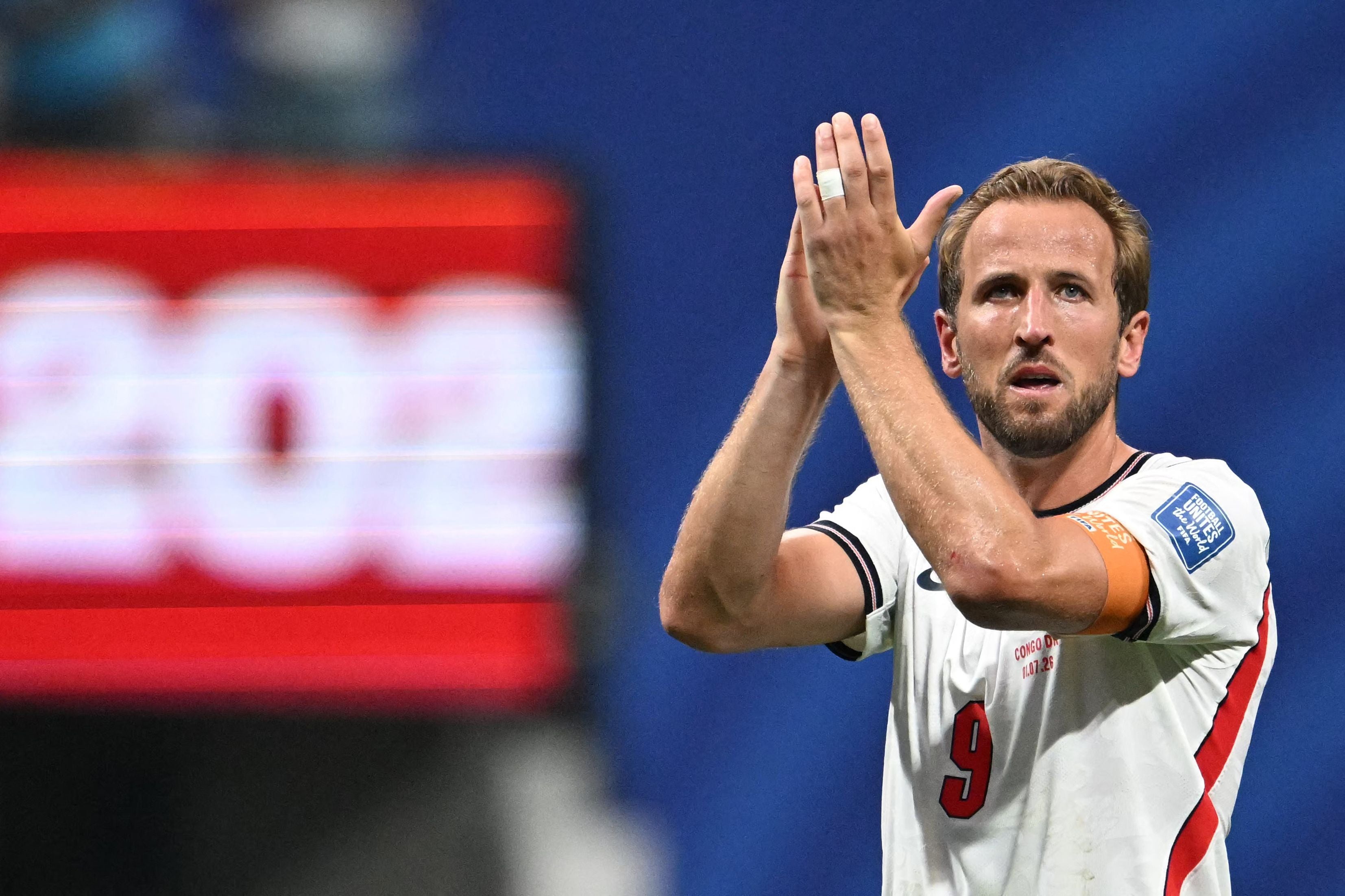 Harry Kane applaudiert nach einem Spiel im Stadion.