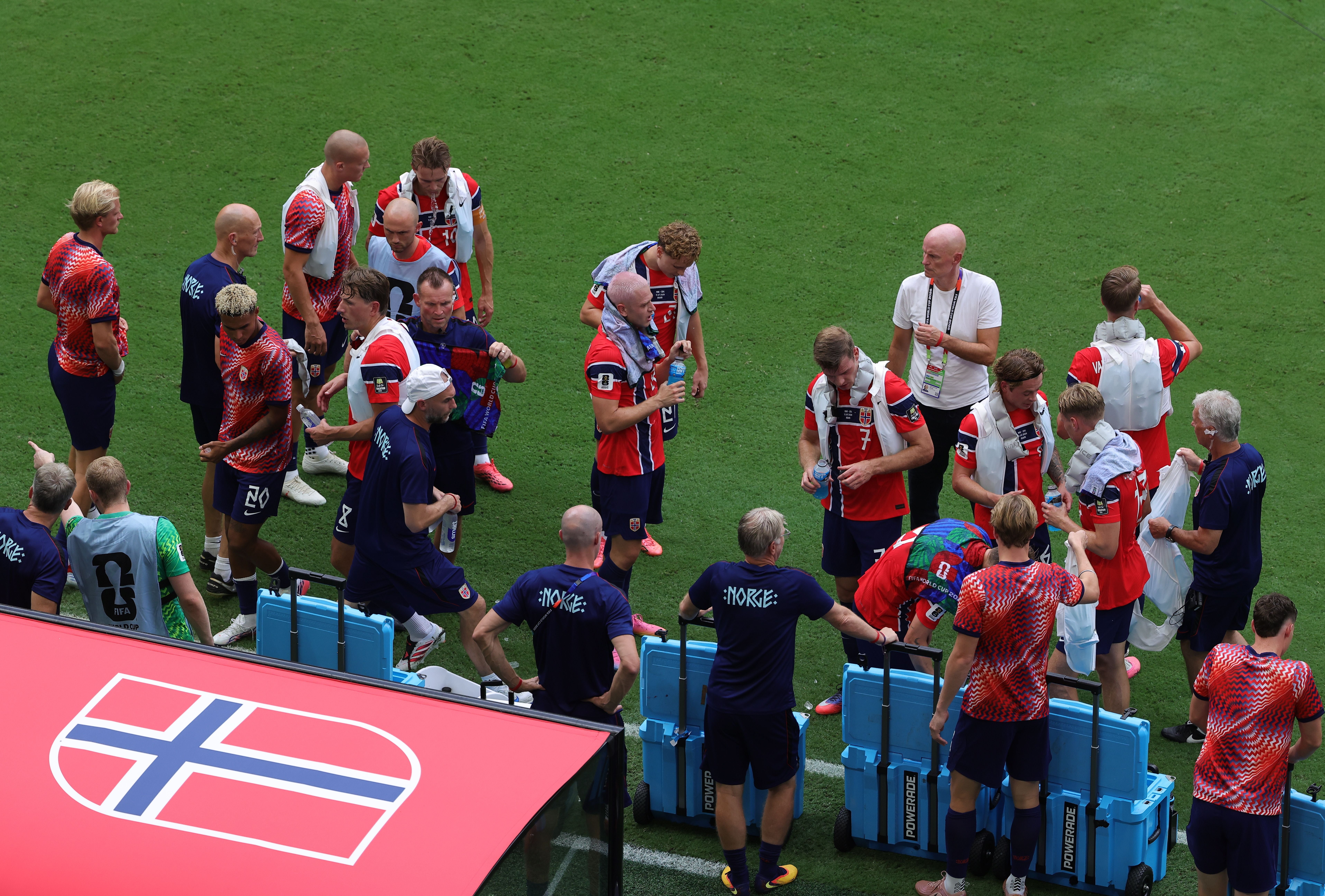 epa13105676 Norway during a hydration break during the FIFA World Cup 2026 quarterfinals match Norway against England, in Miami, USA, 11 July 2026. EPA/CRISTOBAL HERRERA-ULASHKEVICH