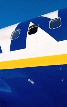 Das Ryanair-Flugzeug mit beschädigtem Fenster.