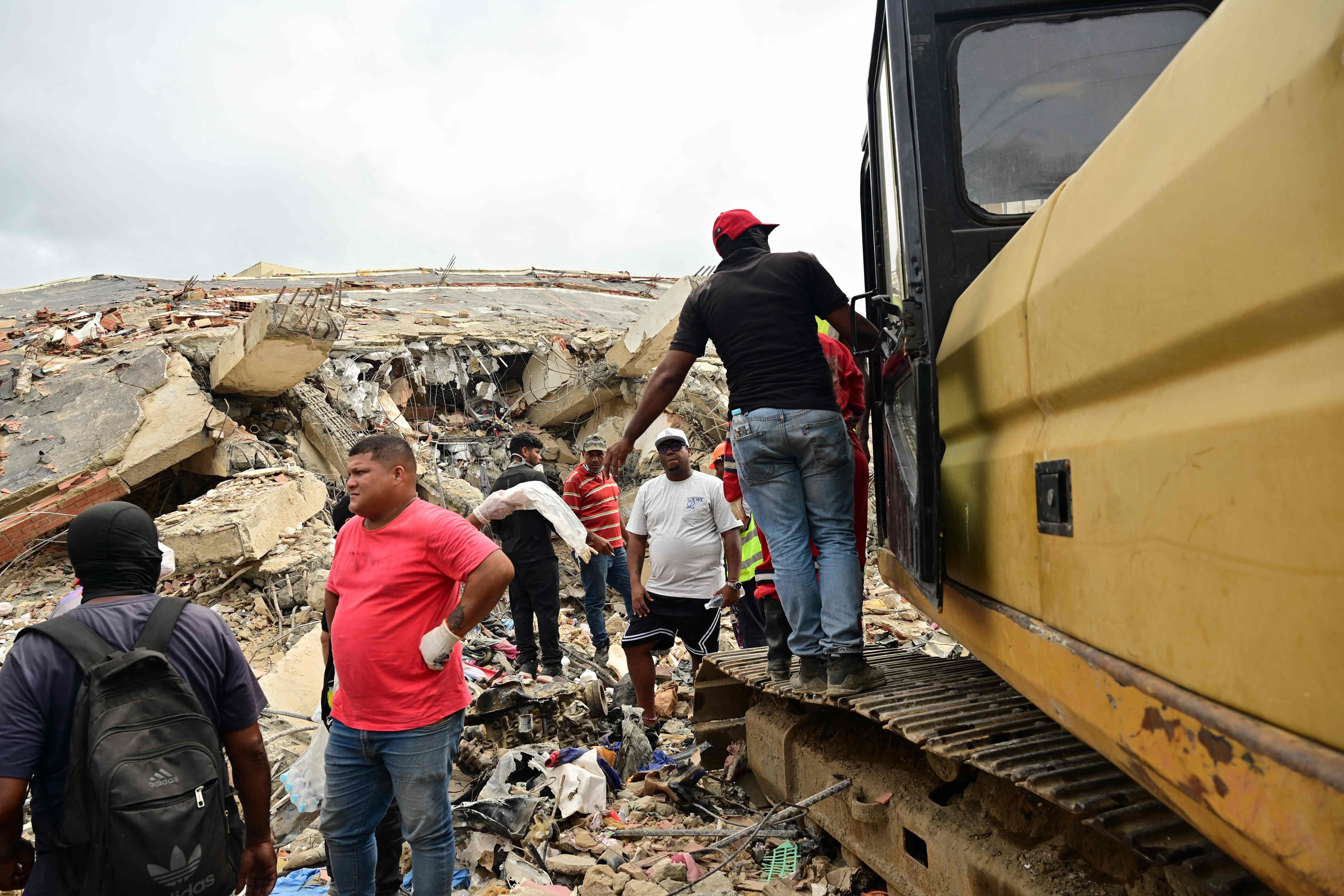 Menschen räumen Trümmer eines eingestürzten Gebäudes nach Erdbeben in Caraballeda, Venezuela.