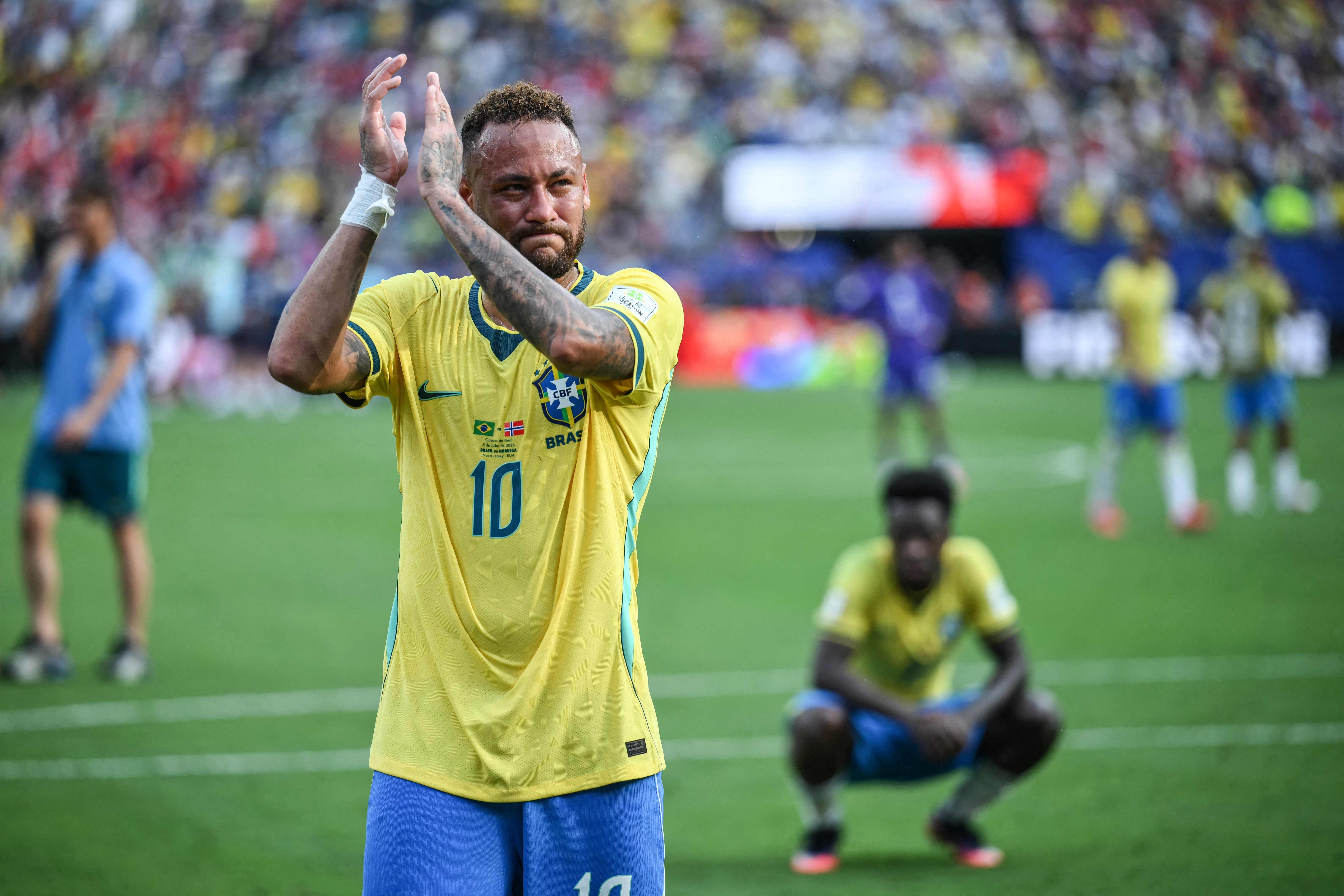 Ein weinender brasilianischer Fußballspieler klatscht nach einer Niederlage auf dem Spielfeld.