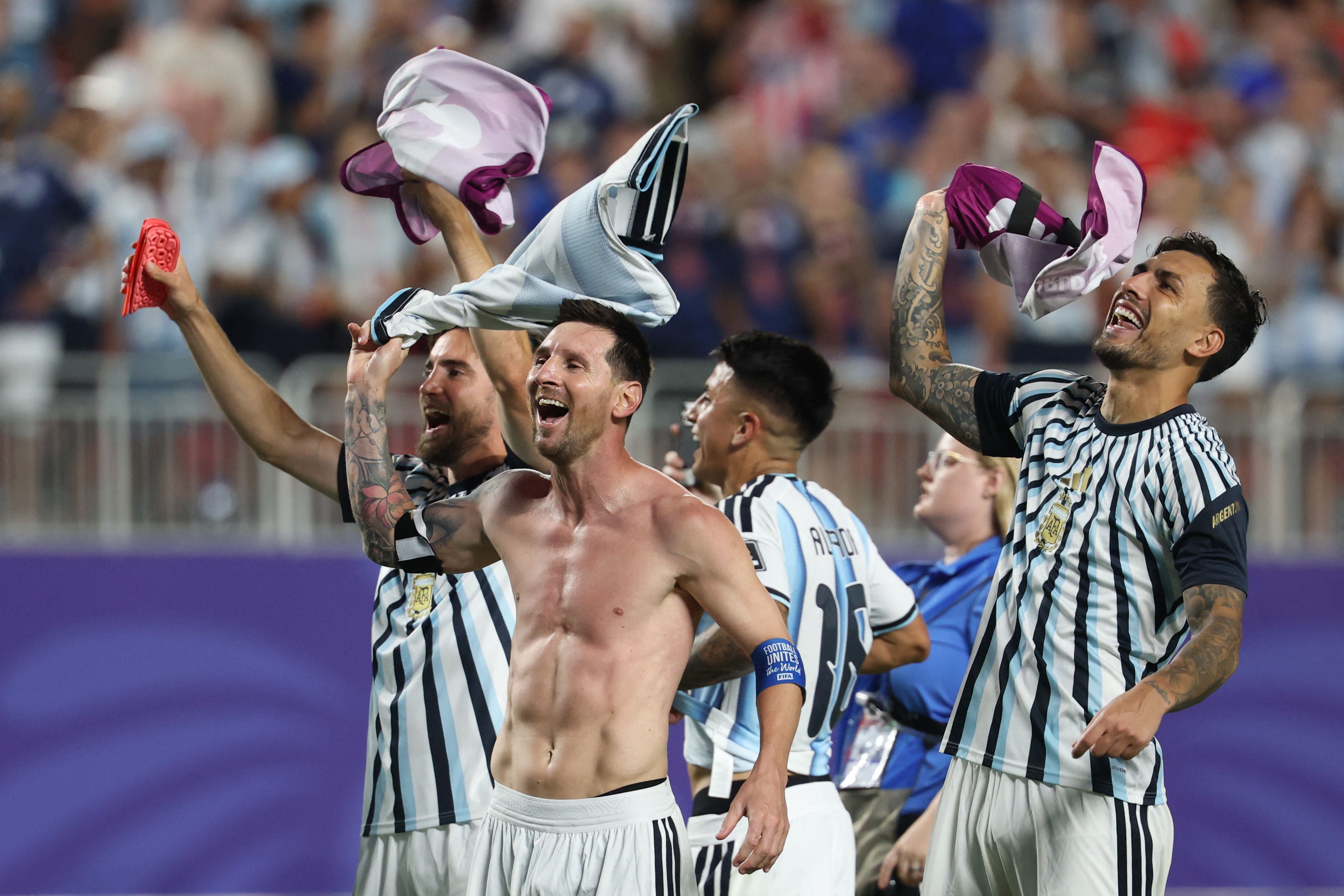 Argentinische Spieler jubeln nach einem 3:1-Sieg bei der Fußball-WM, Messi ist oben ohne.
