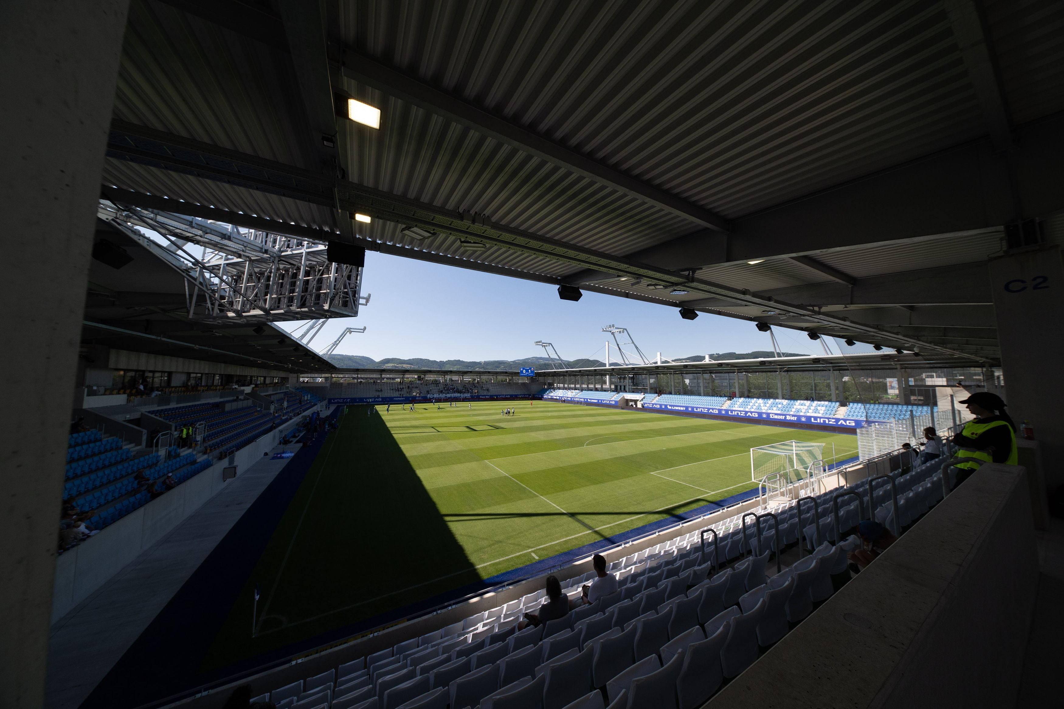 Blick ins Hofmann Personal Stadion in Linz vor einem Fußballspiel.