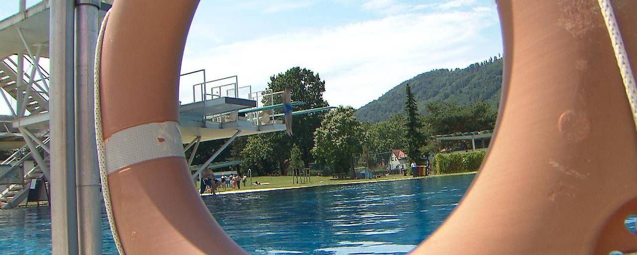 Der Mann lag im Freibad mindestens eine Minute lang im Wasser.