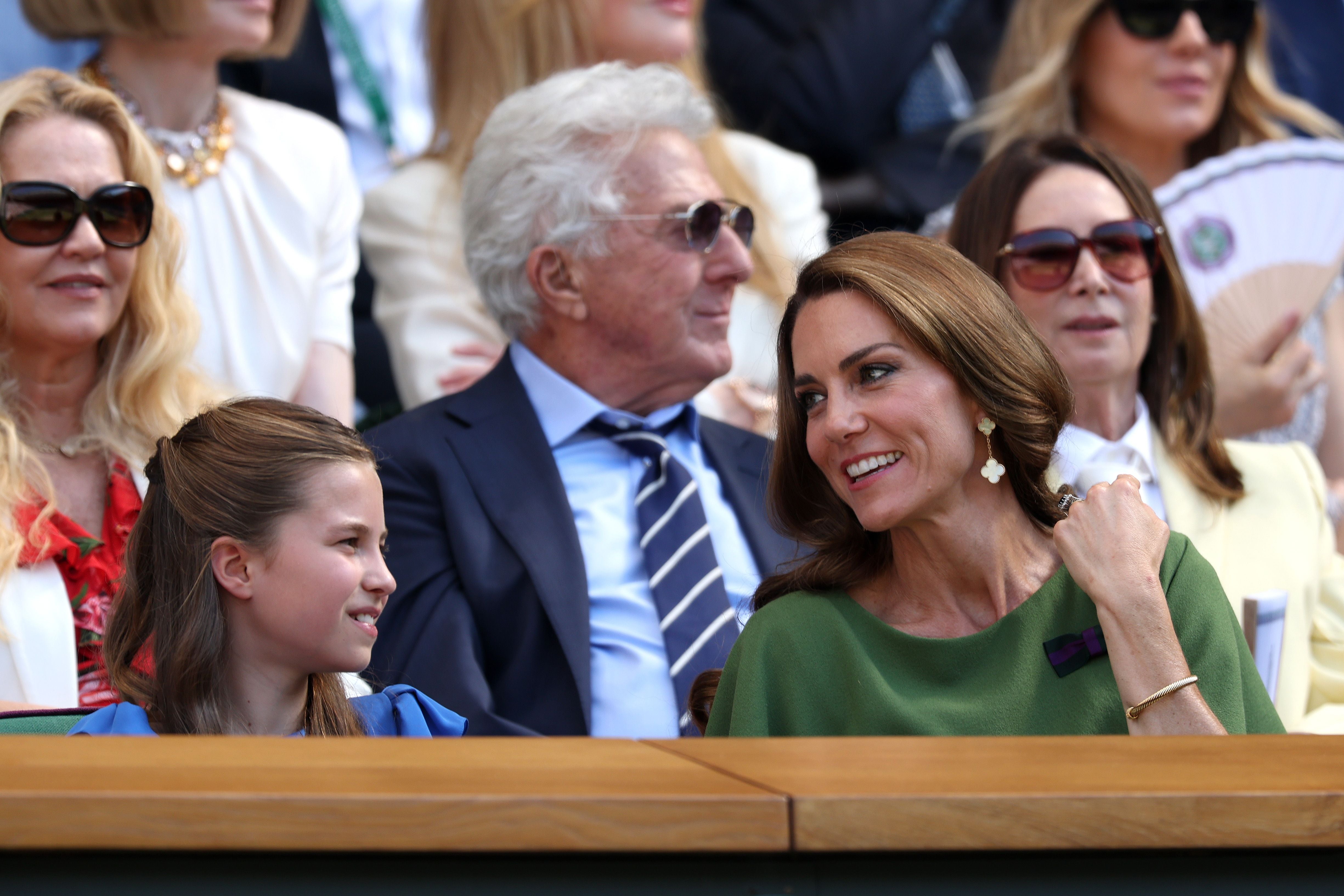 Kate mit Prinzessin Charlotte und Dustin Hoffman im Hintergrund