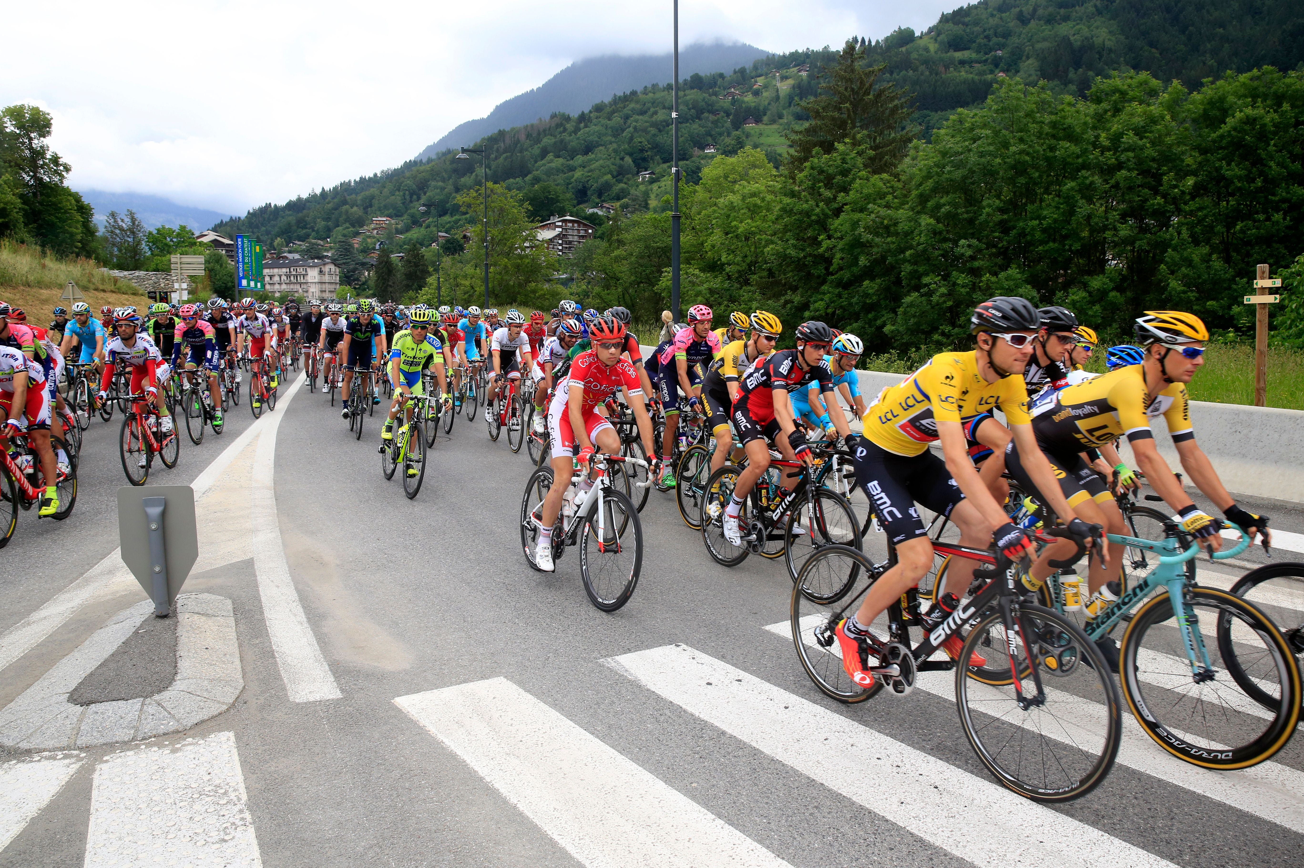 Radrennfahrer fahren im Pulk bei der Dauphiné Libere durch Saint-Gervais-les-Bains.