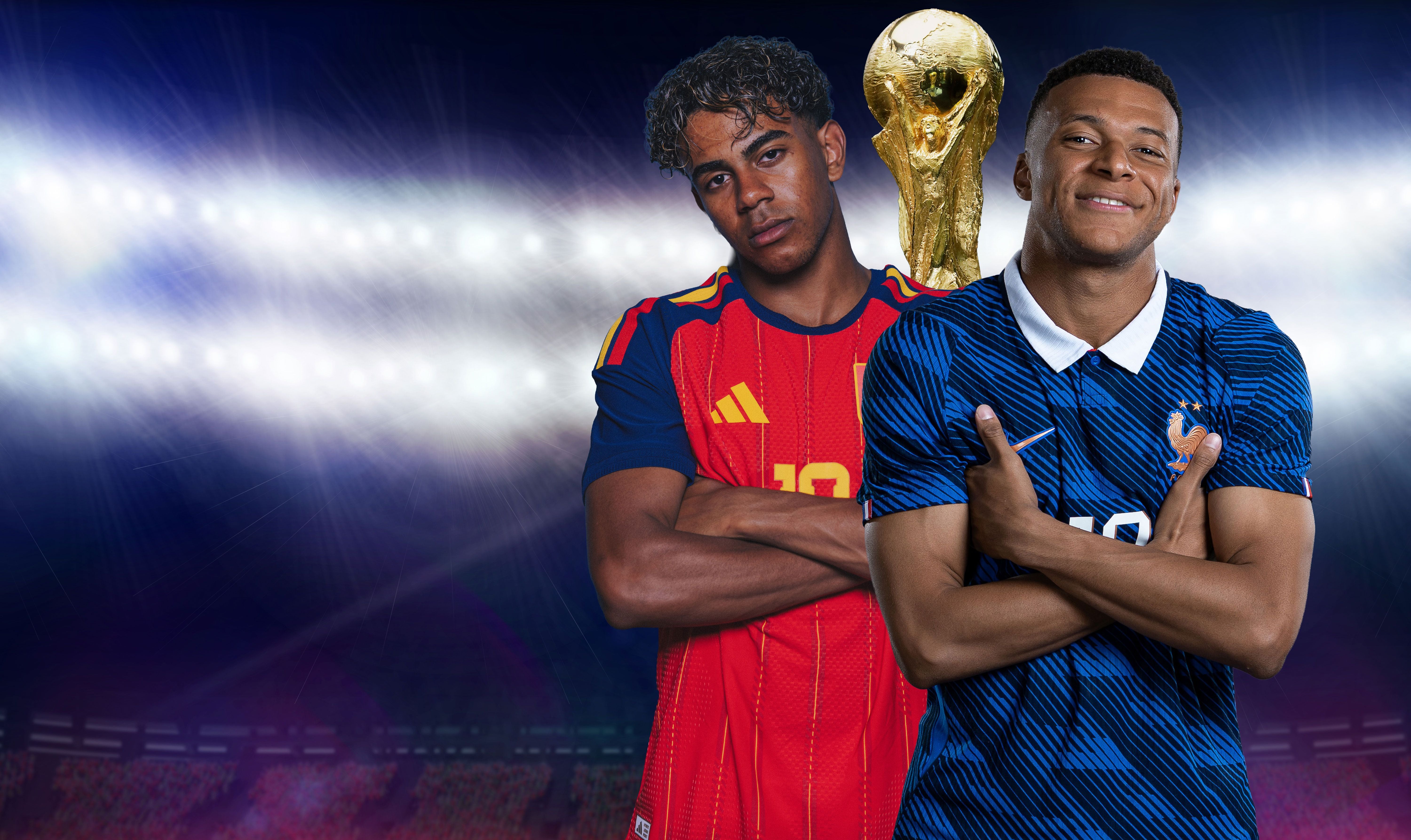 Zwei Fußballspieler aus Frankreich und Spanien vor einem Stadion mit dem WM-Pokal im Hintergrund.
