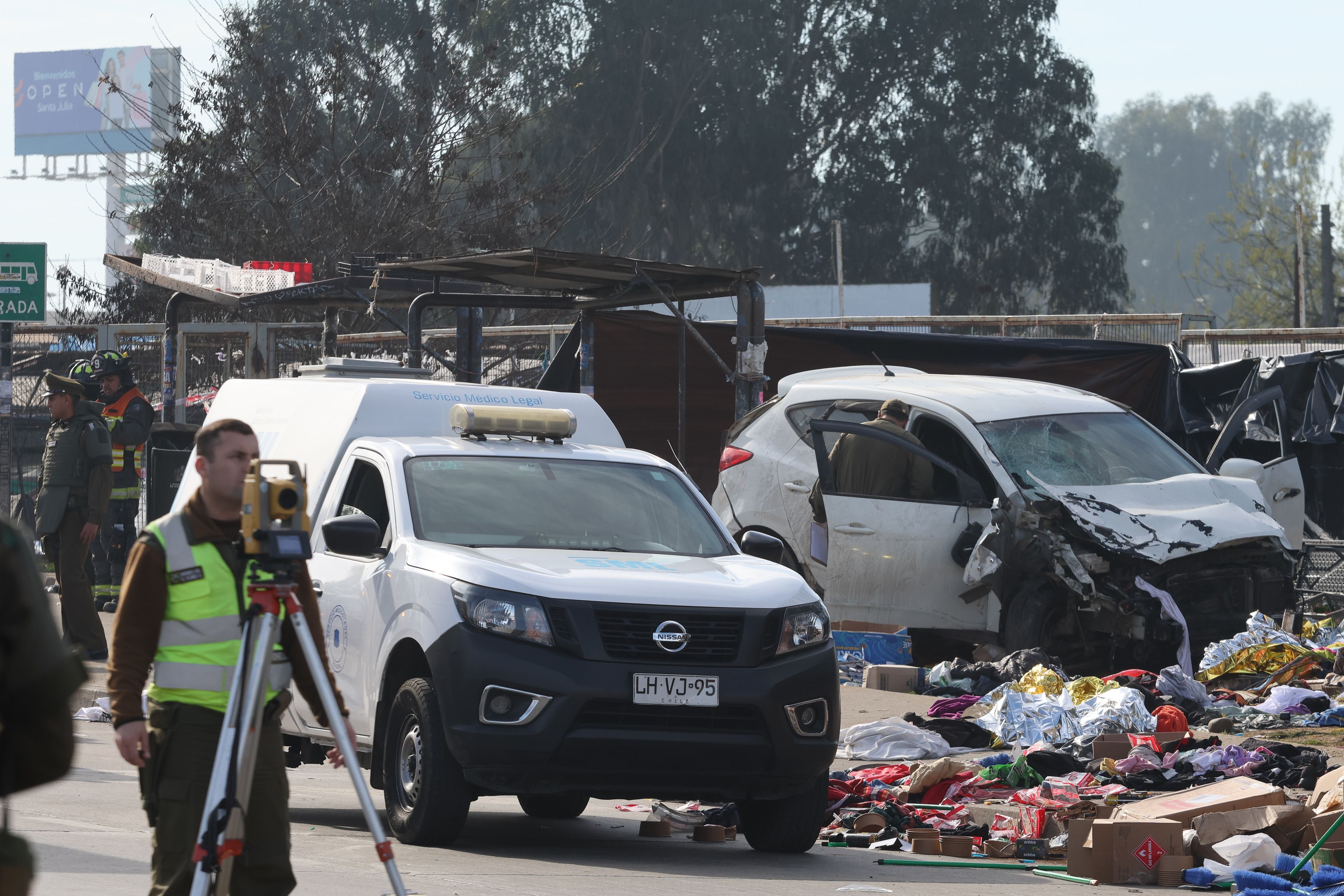 Polizeifahrzeug, zerstörtes Auto und Trümmer nach Unfall auf Straßenmarkt in Vina del Mar.