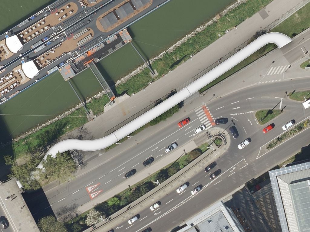 Luftaufnahme einer Straße mit eingezeichneter neuer Brückenposition neben einem Fluss.