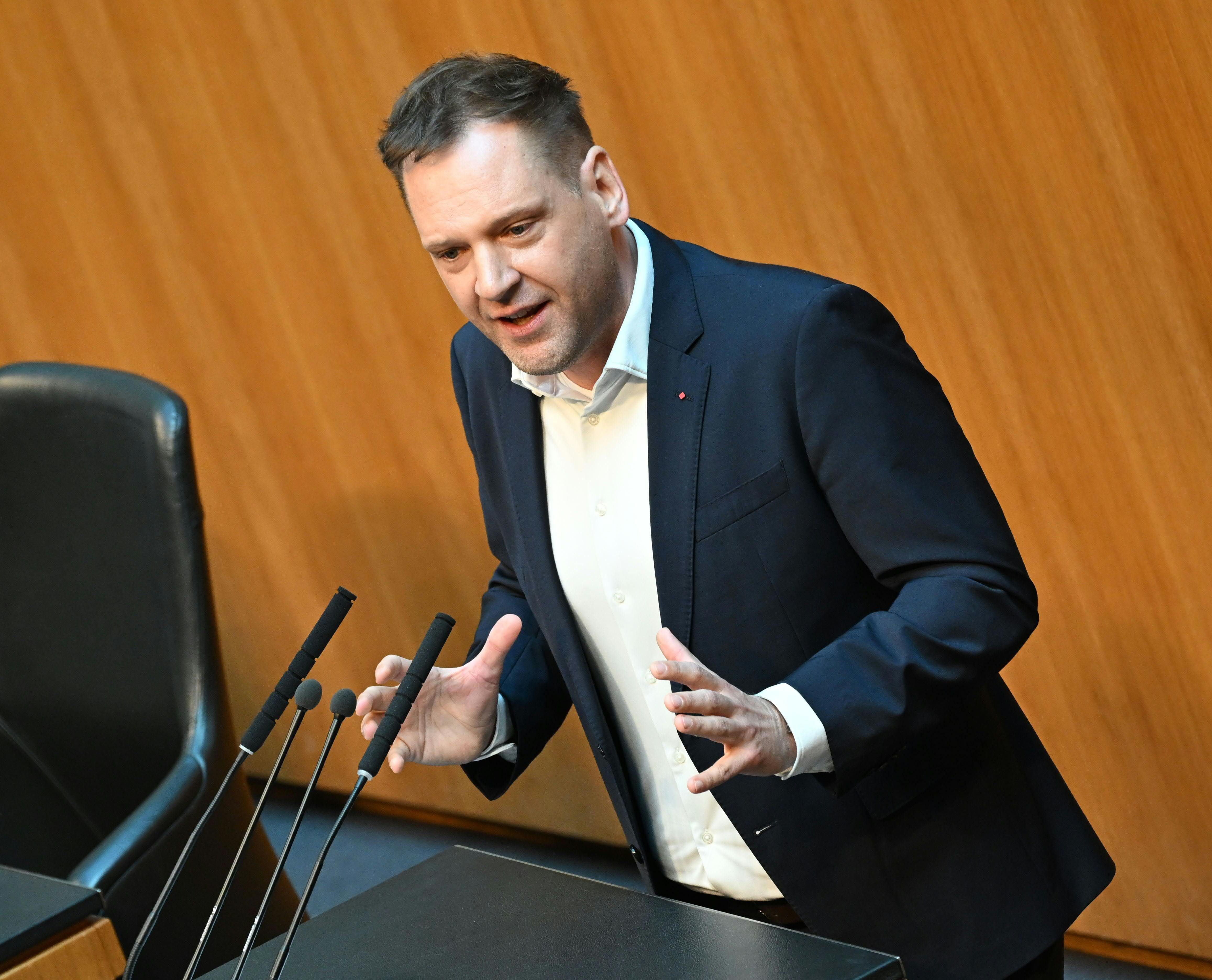 SPÖ-Klubchef Philip Kucher spricht bei einer Nationalrats-Sitzung.