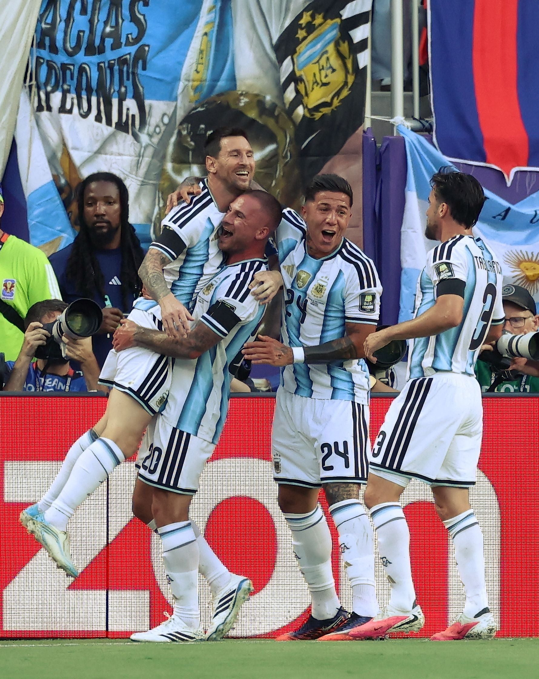 Argentinische Fußballspieler jubeln gemeinsam nach einem Tor beim WM-Viertelfinale 2026.