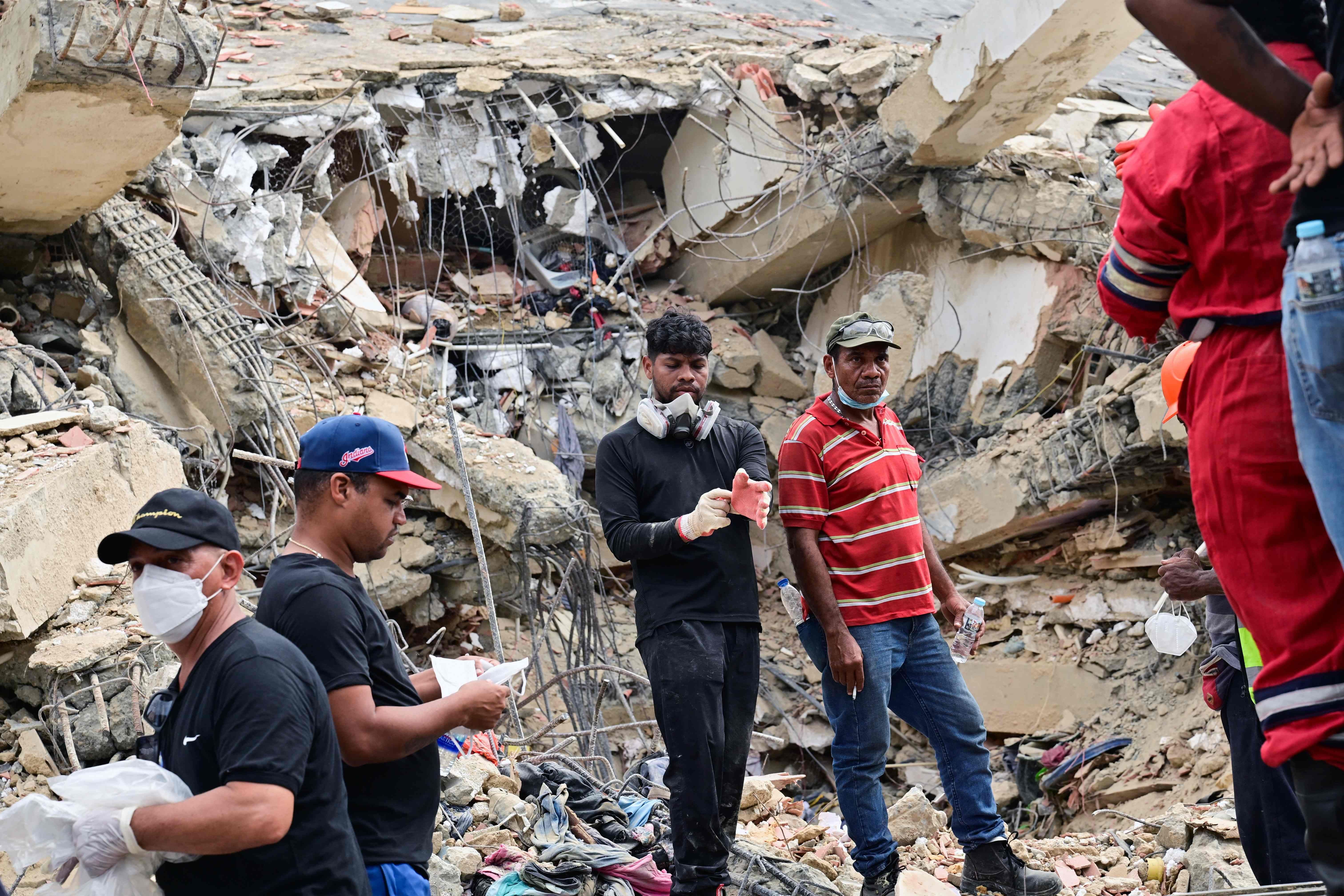 Menschen räumen Trümmer vor einem eingestürzten Gebäude nach Erdbeben in Venezuela.