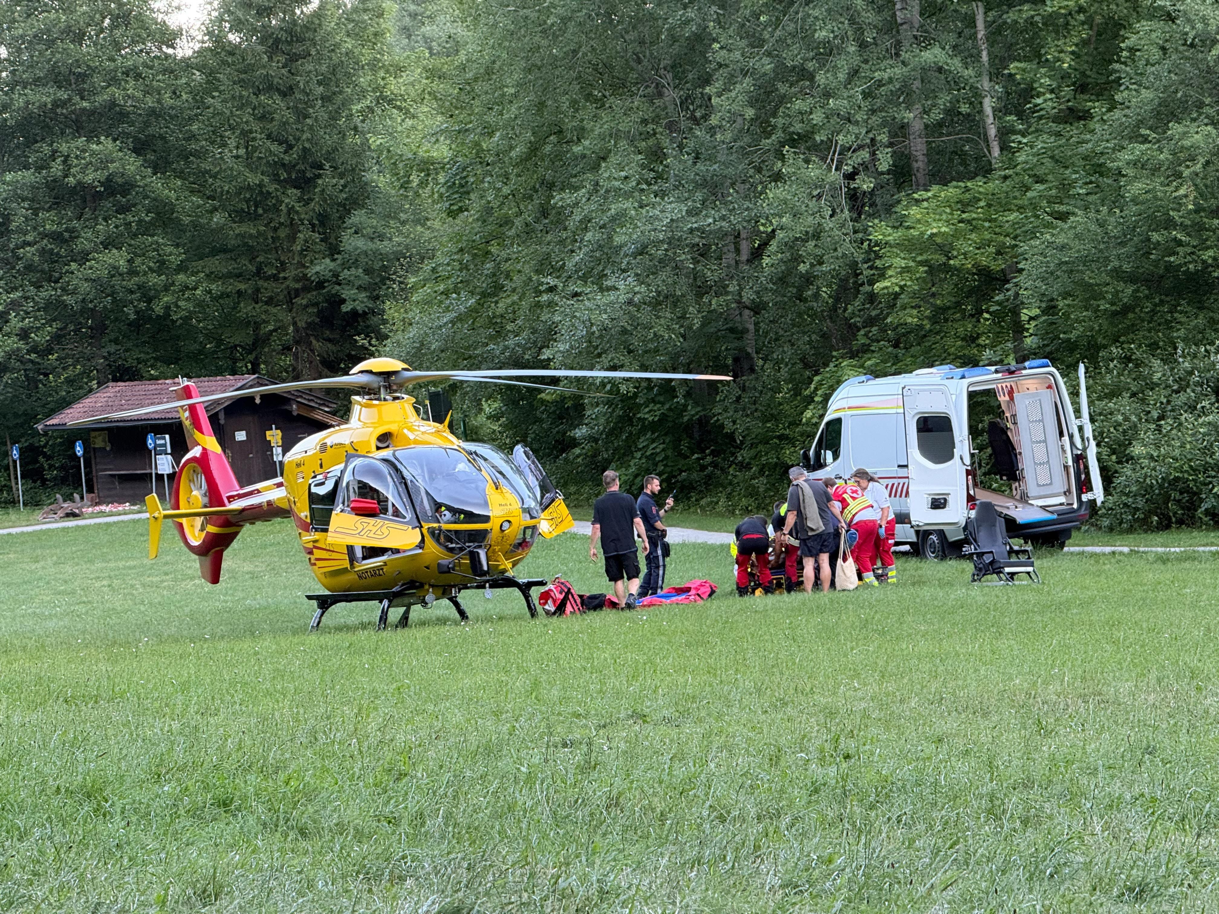 Einsatzkräfte mit Helikopter und Krankenwagen vor Ort.