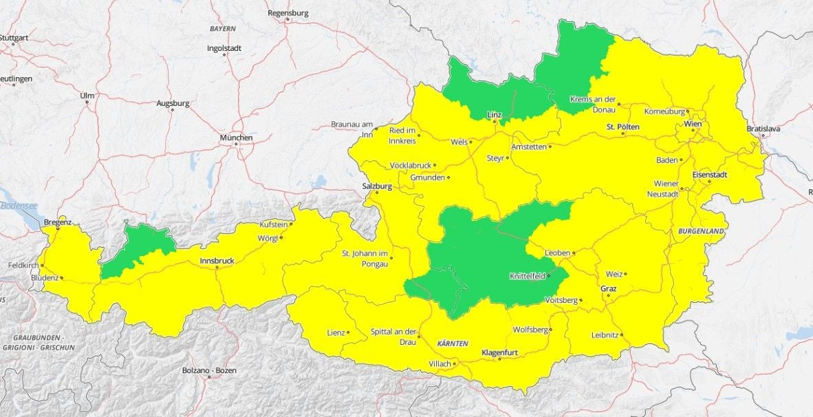 Hitzewarnkarte für Österreich mit gelben und grünen Markierungen der Regionen.