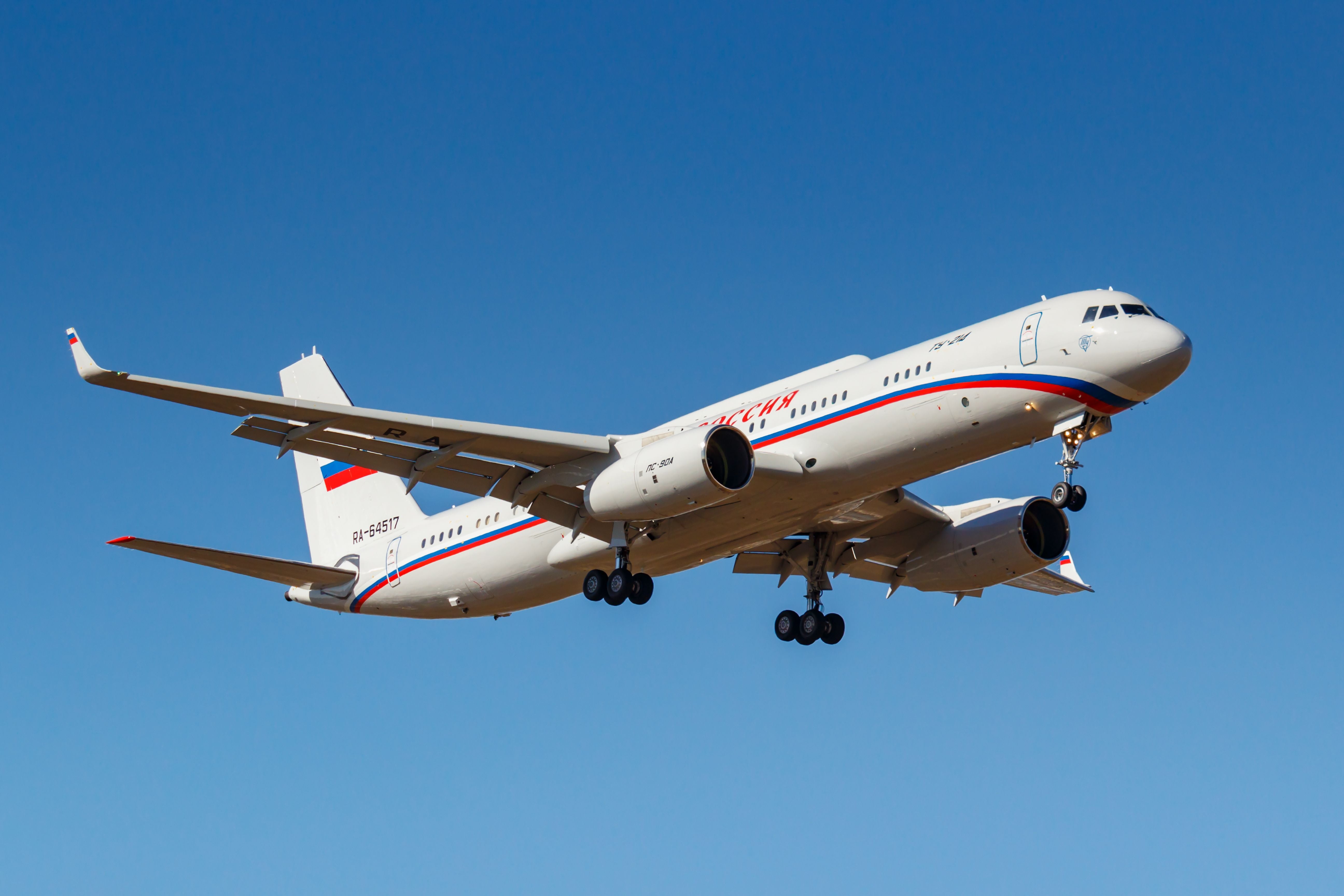 Ein Flugzeug vom Typ Tupolev Tu-214VPU im Landeanflug vor blauem Himmel.