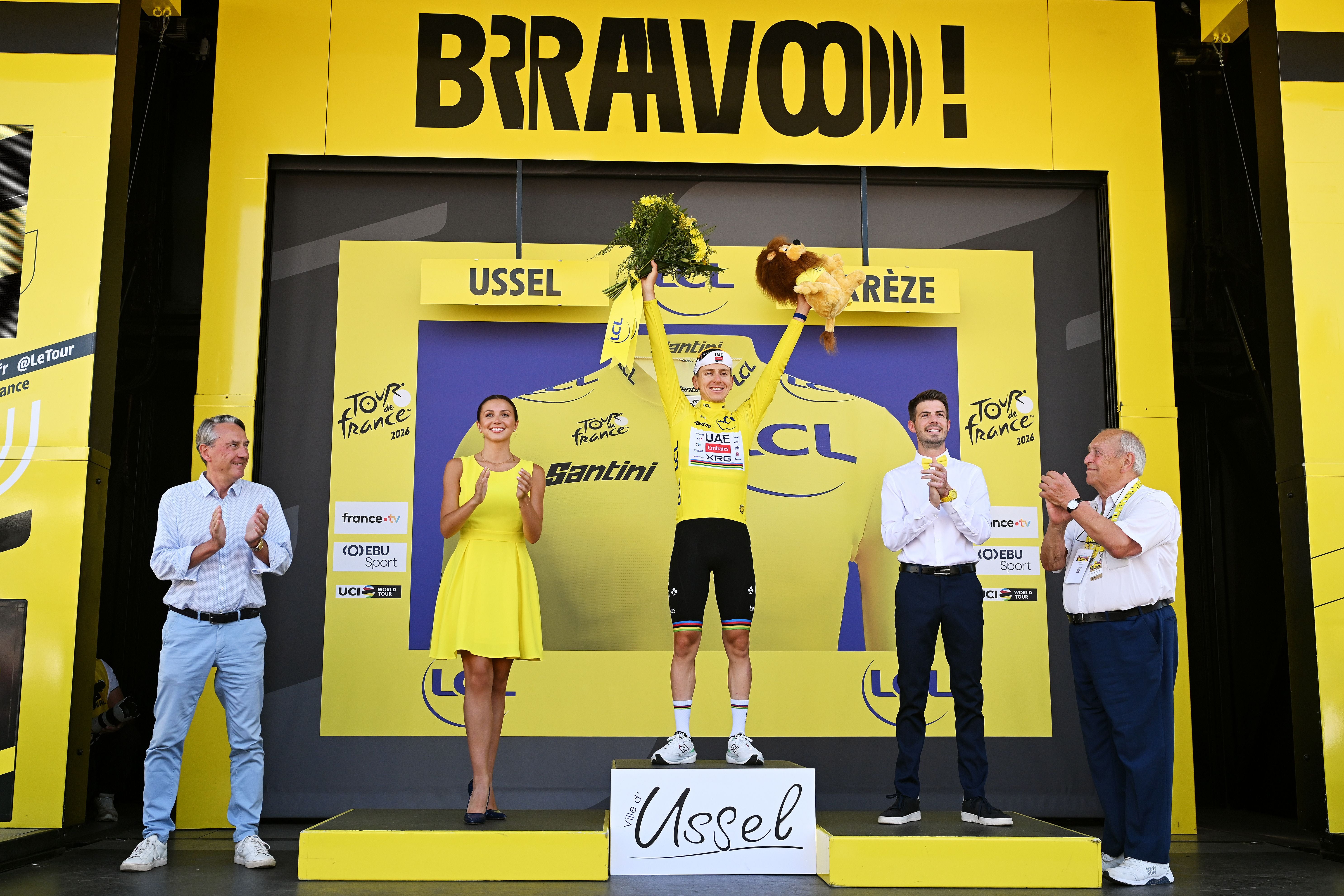 Tadej Pogacar feiert im Gelben Trikot auf dem Podium bei der Tour de France 2026 in Ussel.