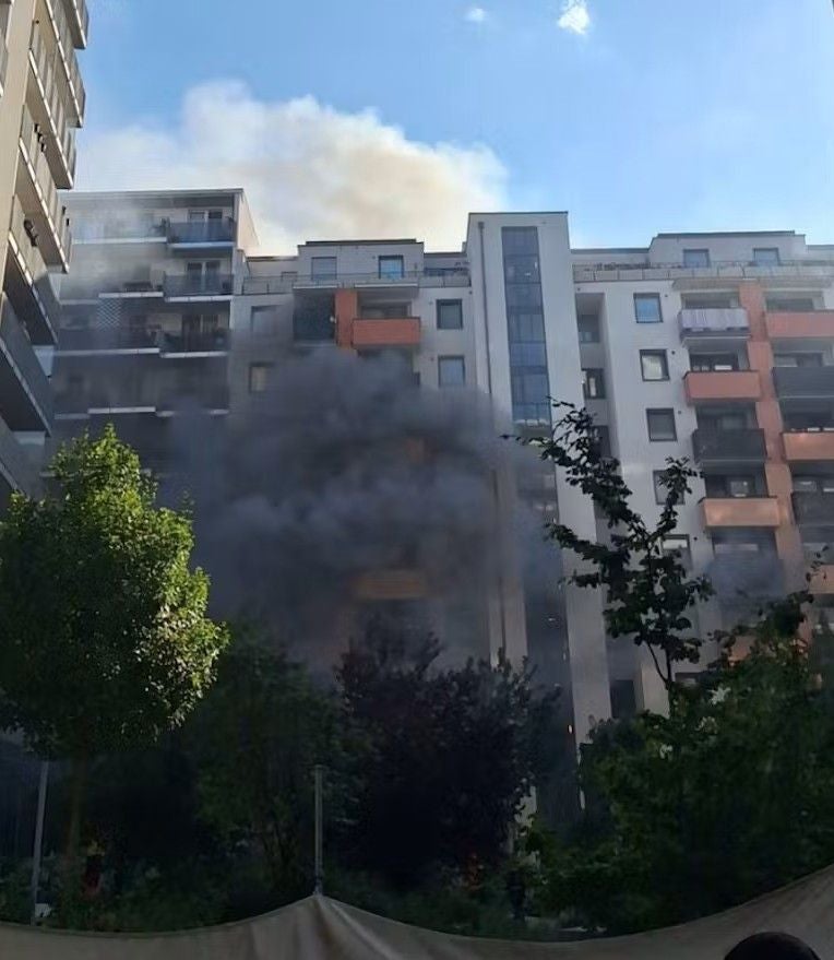 Dichter Rauch steigt aus einem brennenden Wohnhaus im Gemeindebau Wien auf.