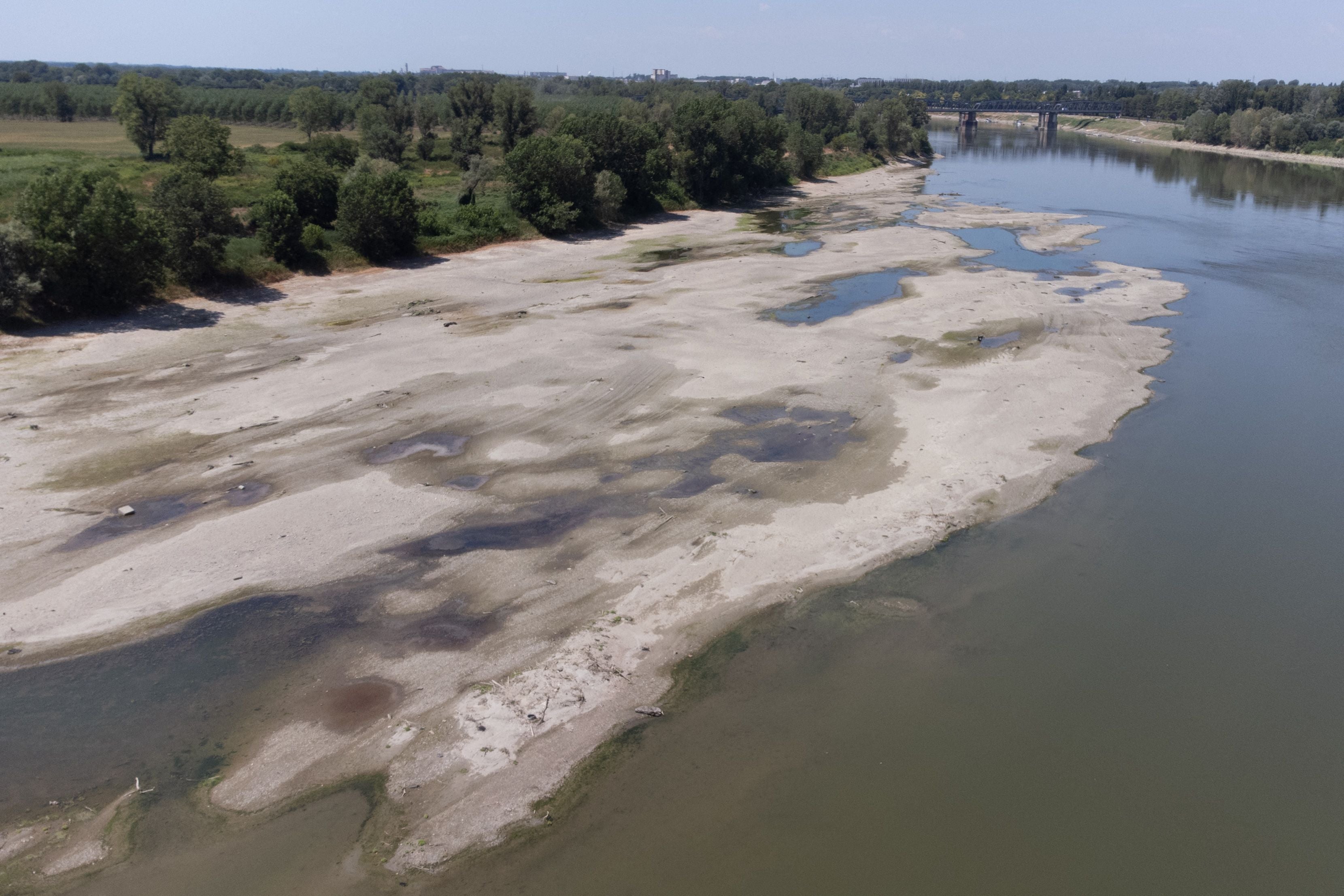 Sandbänke und niedriger Wasserstand im Fluss Po während einer Dürre in Norditalien.