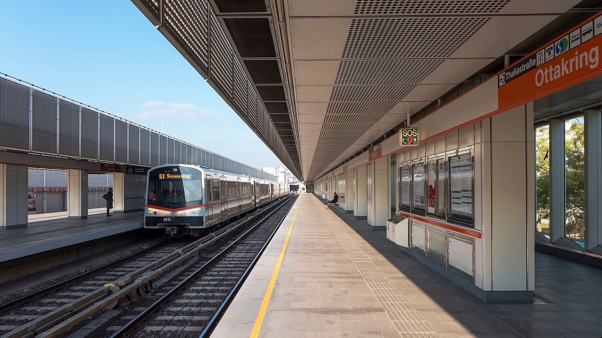 U-Bahnzug der Linie U3 fährt in den Bahnhof Ottakring in Wien ein.