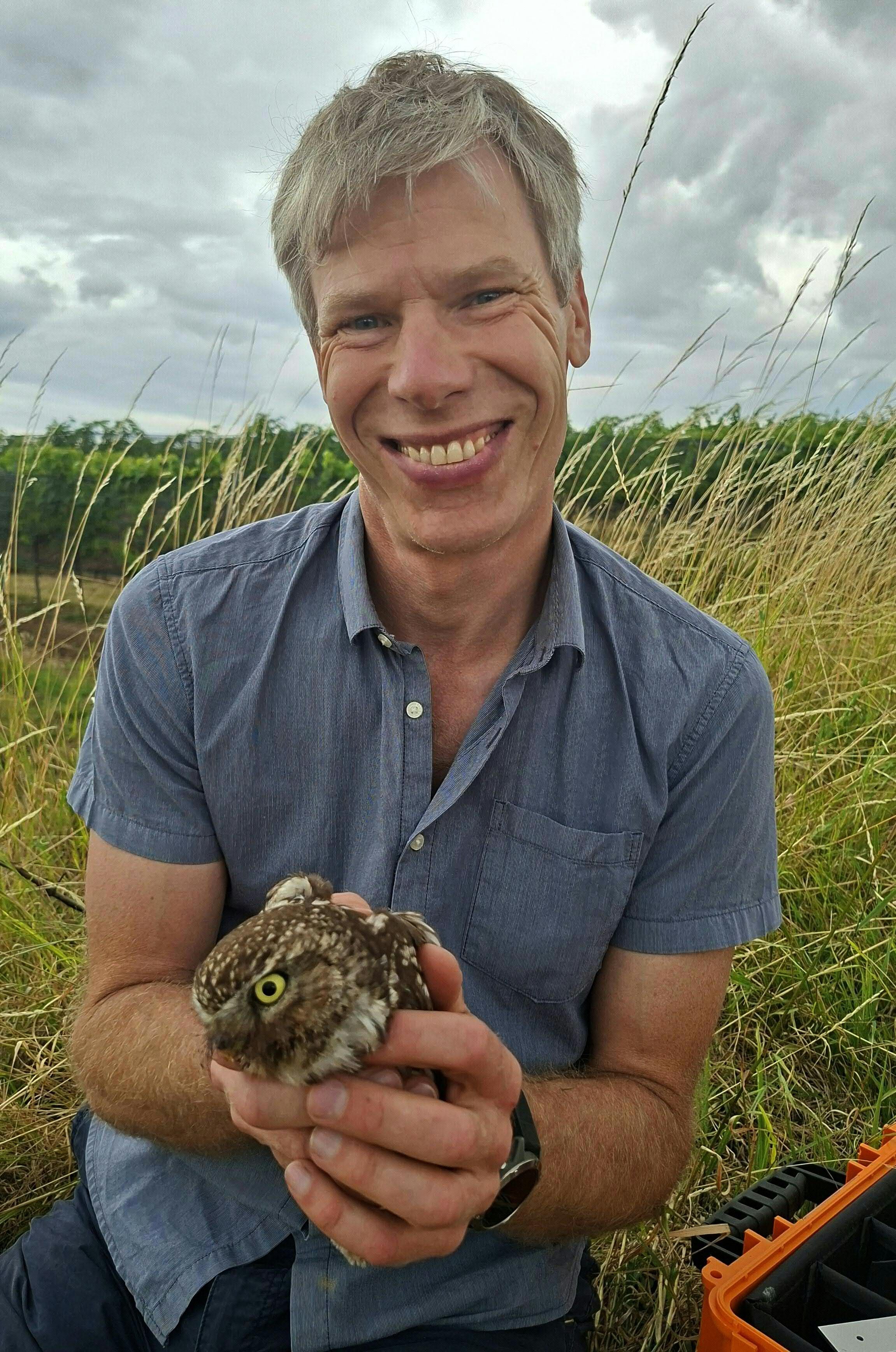 Richard Zink, Leiter der Außenstelle Seebarn am Wagram (NÖ) der Österreichischen Vogelwarte, einer Einrichtung der Vetmed-Uni, mit einem Steinkauz.