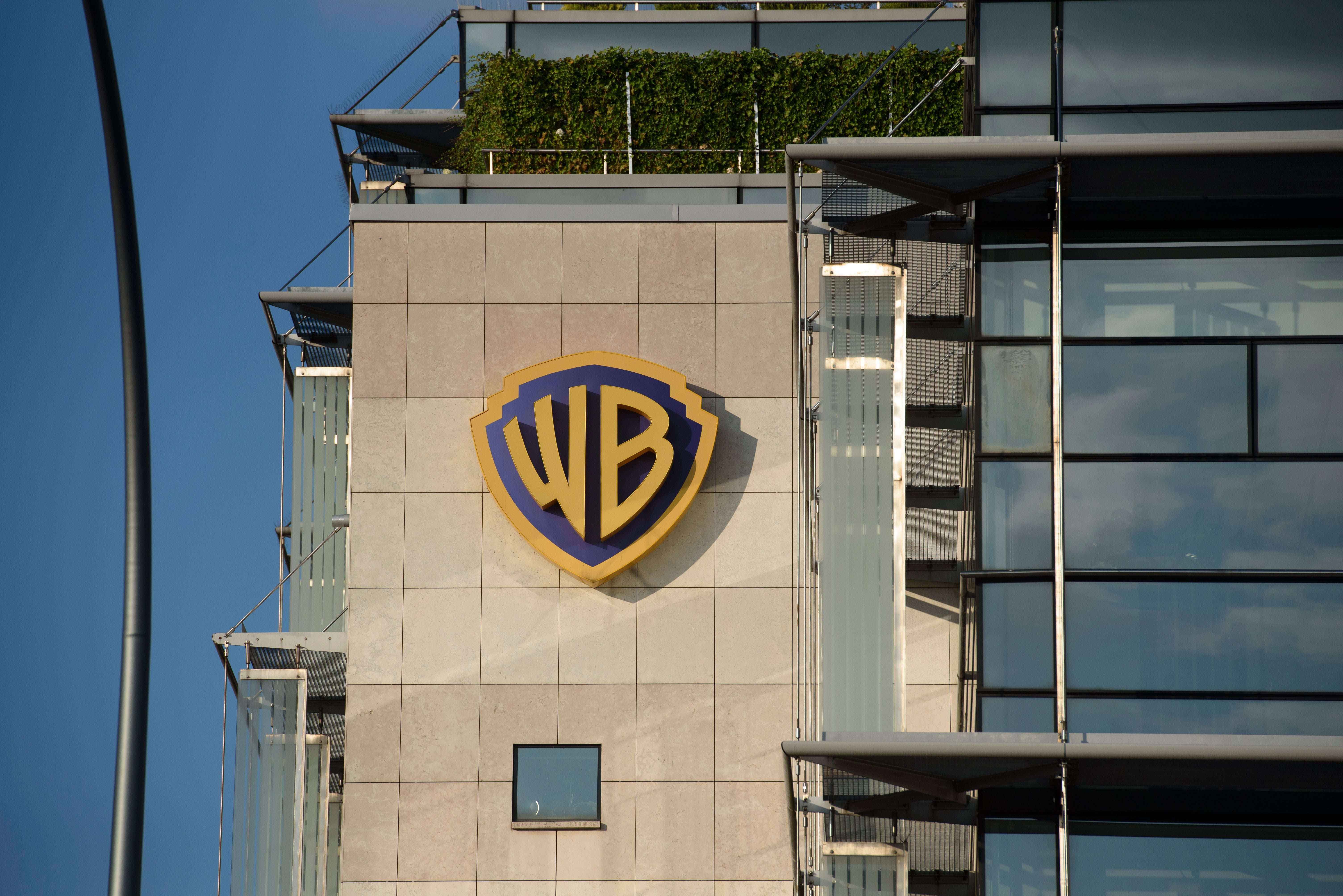 Warner Bros.-Logo an der Fassade eines modernen Gebäudes in Warschau, Polen.