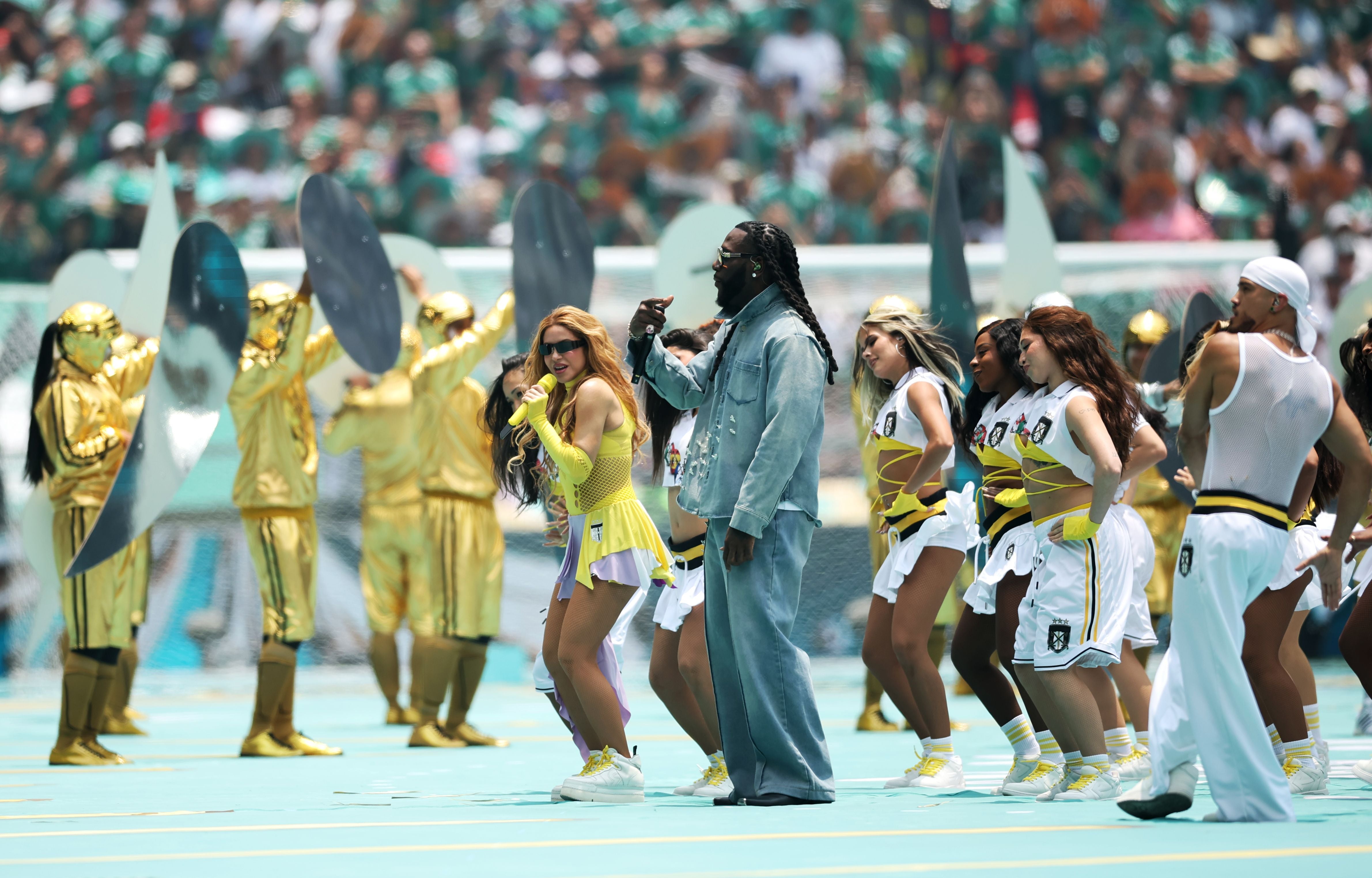 Burna Boy und Shakira treten bei der Eröffnungsfeier der FIFA-WM 2026 mit Tänzern auf.