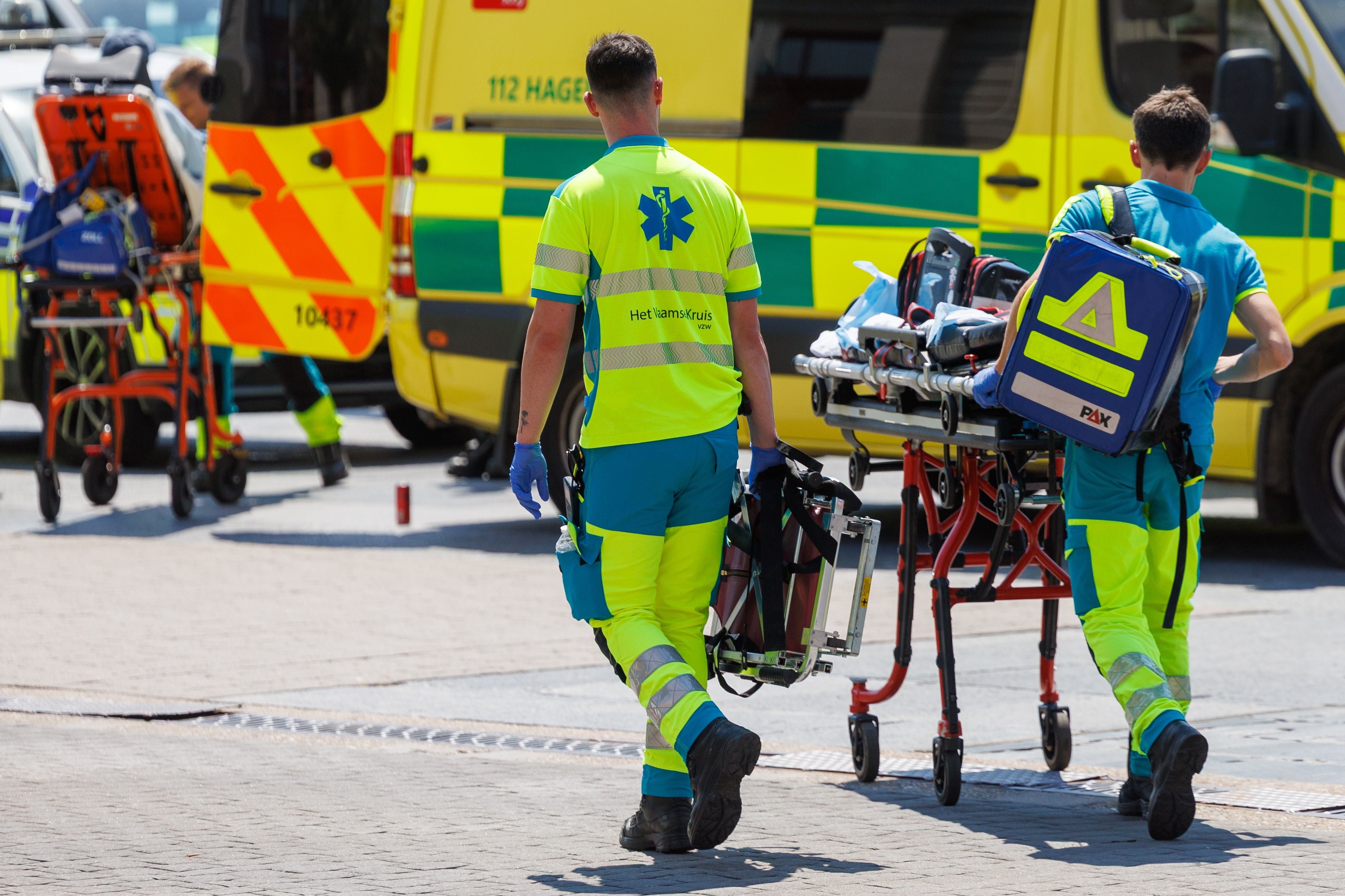 Sanitäter in Warnwesten bringen medizinische Ausrüstung zu Rettungswagen bei einem Noteinsatz. (Symbolbild)