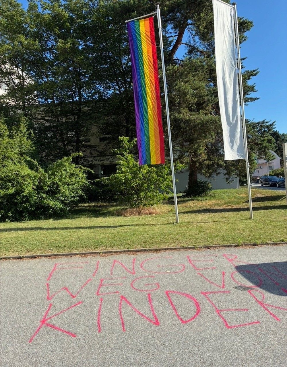 Schwere Sachbeschädigung und Verhetzung in Horn: Eine Regenbogenflagge; davor Sprühschrift auf dem Boden: "Finger weg von Kindern".