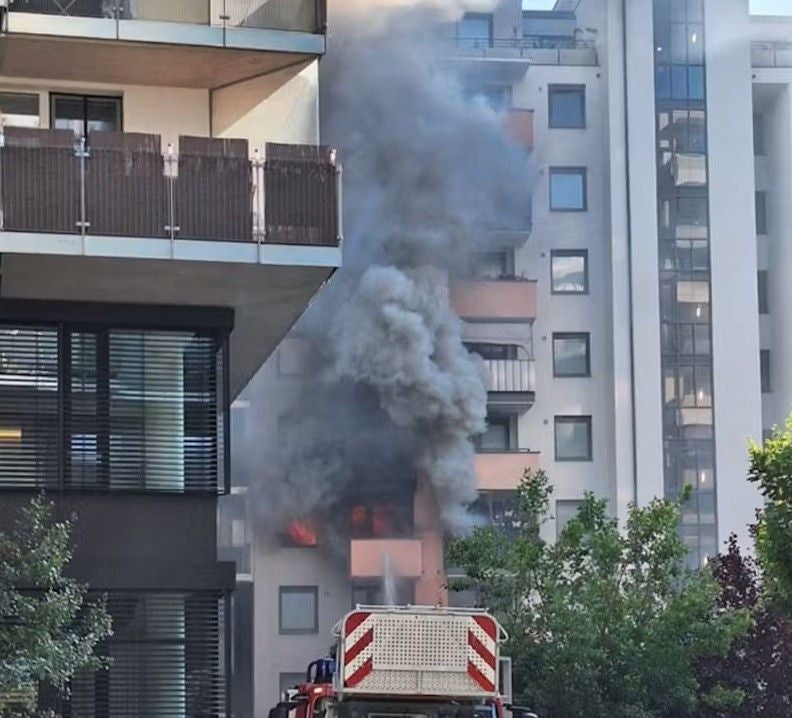 Wohnhausbrand mit starker Rauchentwicklung, Feuerwehrfahrzeug im Einsatz davor.
