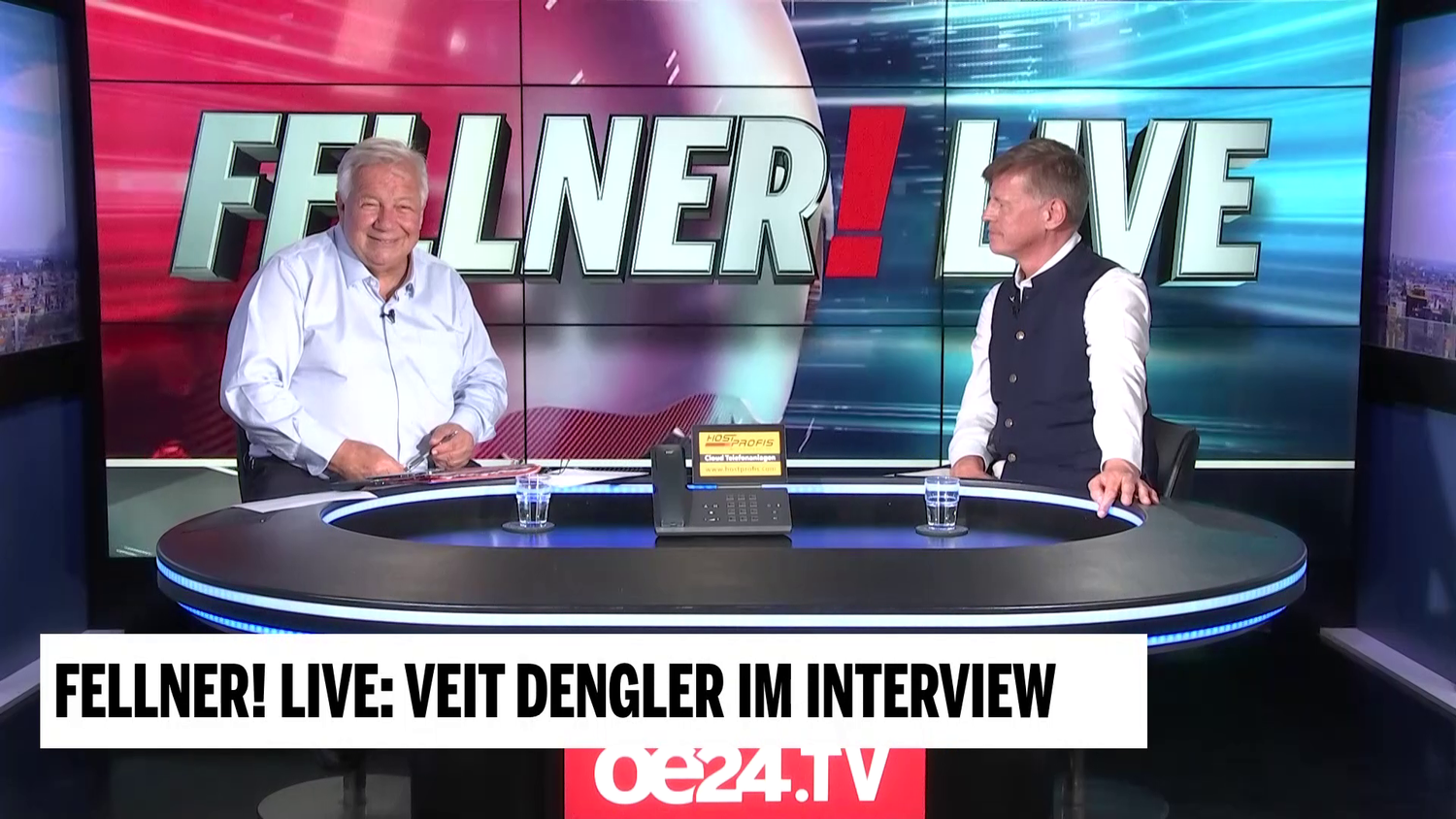 Zwei Männer sitzen im TV-Studio bei der Sendung Fellner! Live von oe24.tv im Interview.