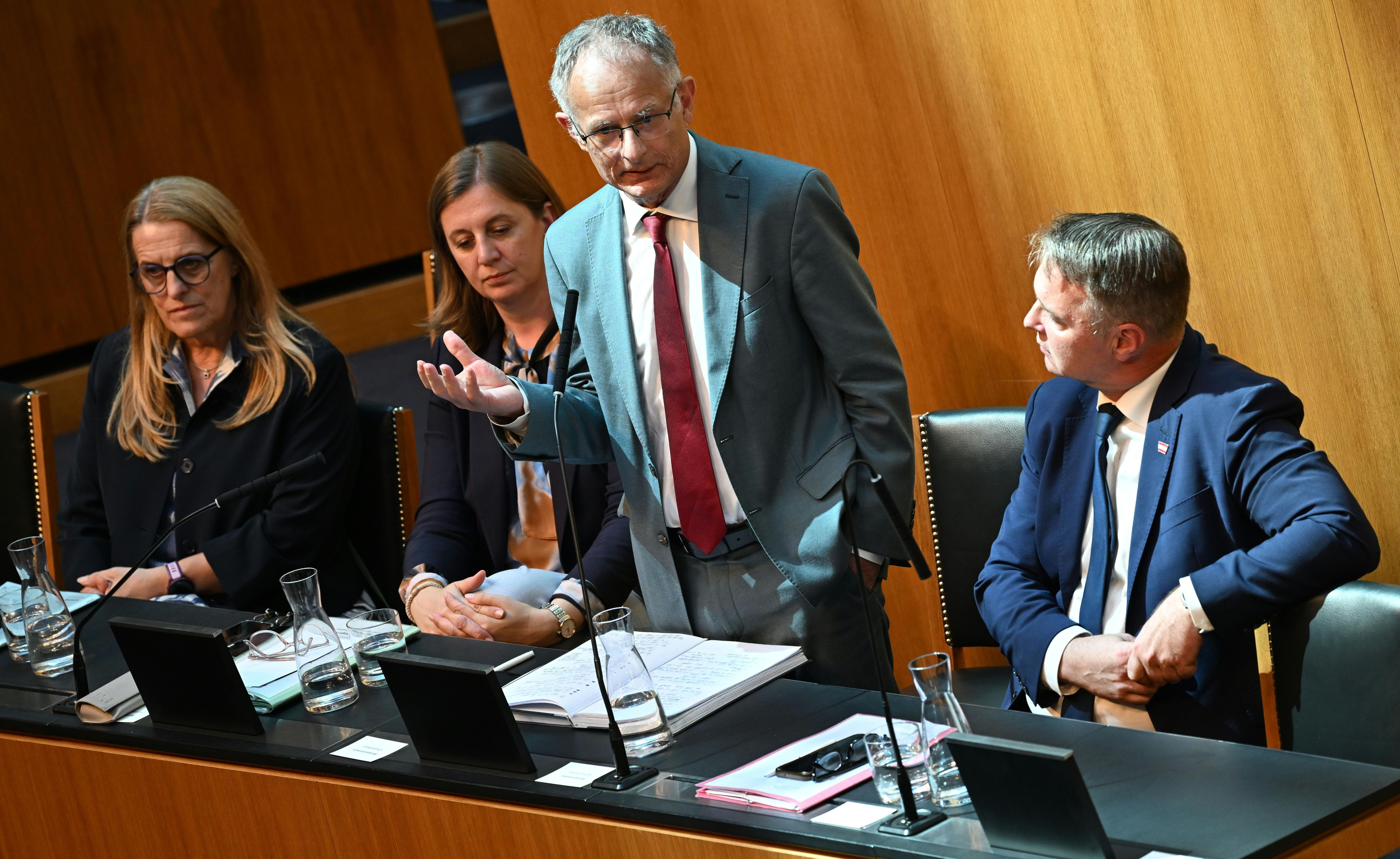 Gesundheitsstaatssekretärin Ulrike Königsberger-Ludwig (SPÖ), Finanzstaatssekretärin Barbara Eibinger-Miedl (ÖVP), Finanzminister Markus Marterbauer (SPÖ) und Vizekanzler Andreas Babler (SPÖ) bei einer Sitzung des Nationalrats im Parlament in Wien.
