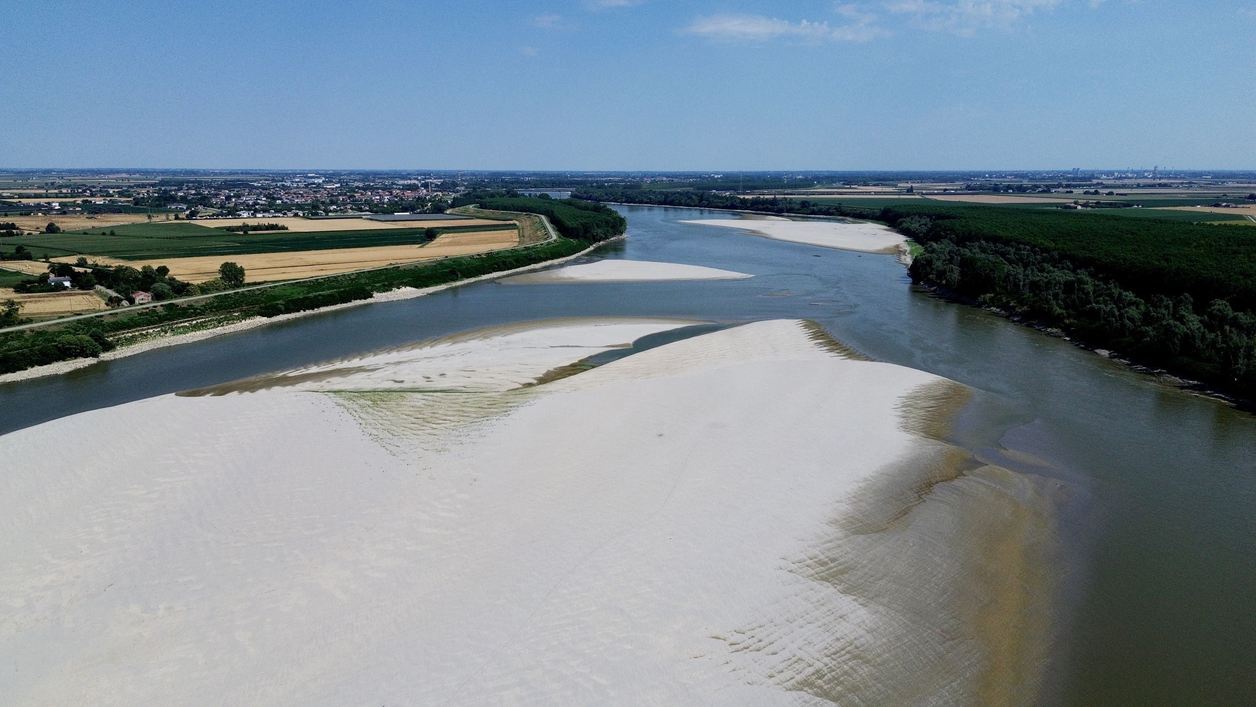 Luftaufnahme einer großen Sandbank im Po-Fluss bei Pontelagoscuro in Norditalien bei Trockenheit.
