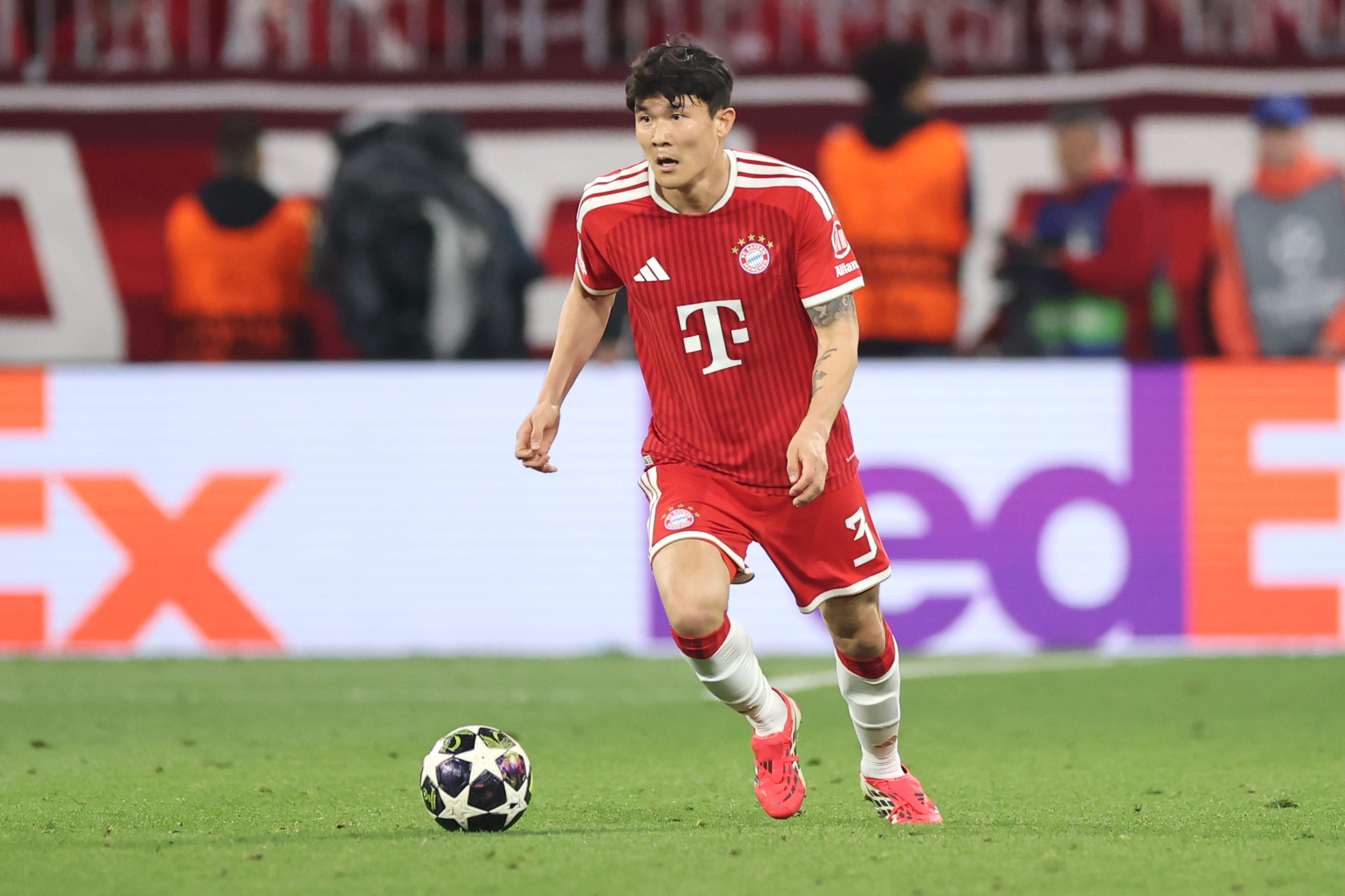 Ein Spieler des FC Bayern München kontrolliert den Ball während eines Fußballspiels.