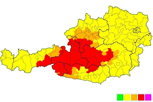 Gewitter-Warnkarte für Österreich mit Alarmstufe Rot in zentralen Gebieten, gelb und orange außen.