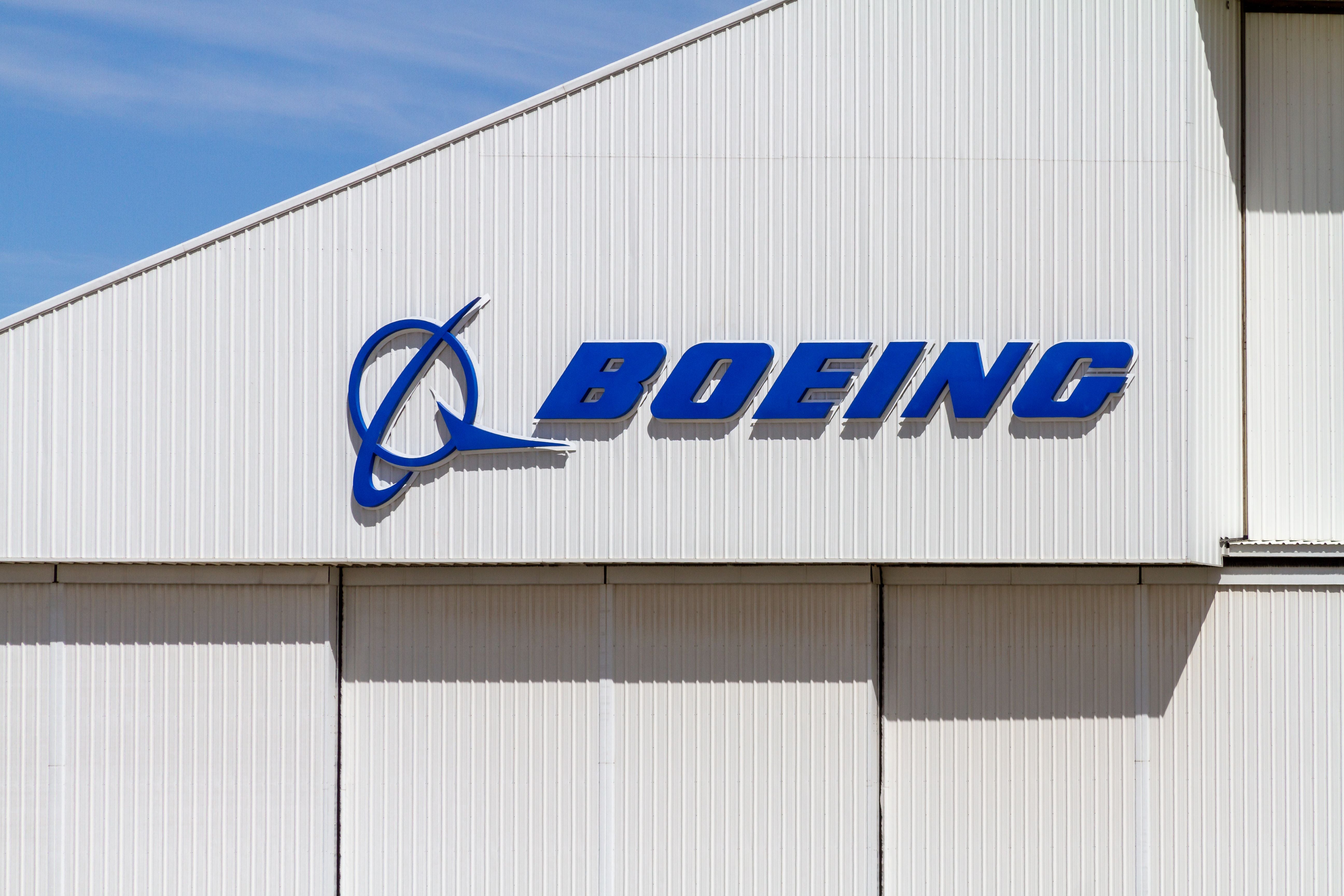 Das Boeing-Logo an der Fassade eines weißen Gebäudes am Flughafen Victorville.