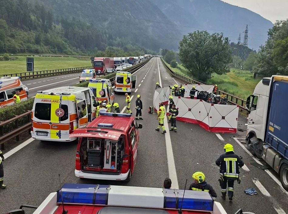Mehrere Einsatzkräfte und Fahrzeuge nach einem schweren Unfall auf der Brennerautobahn A22.