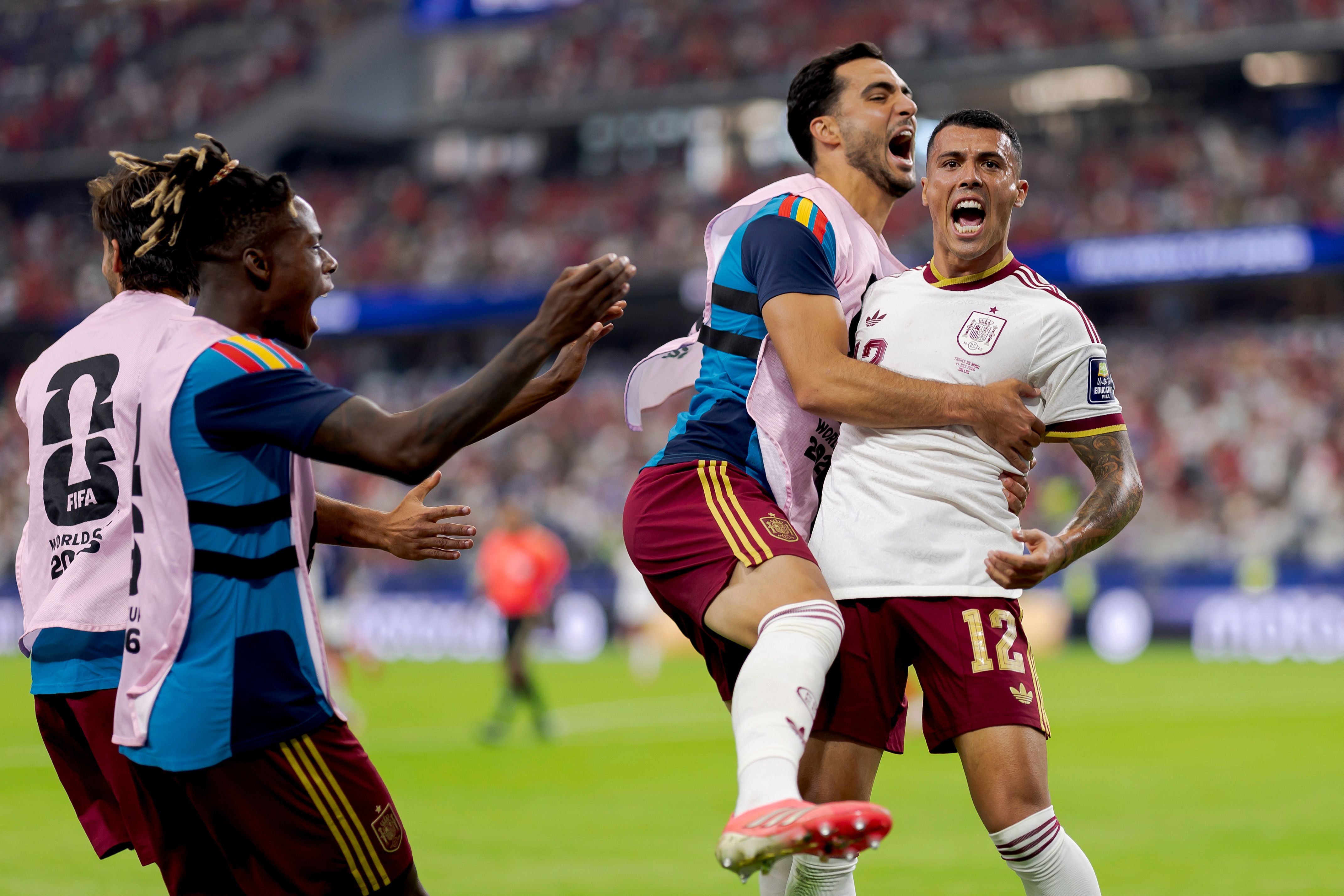 Spanische Fußballspieler jubeln ausgelassen nach einem Tor im Stadion bei der WM 2026 in Dallas.