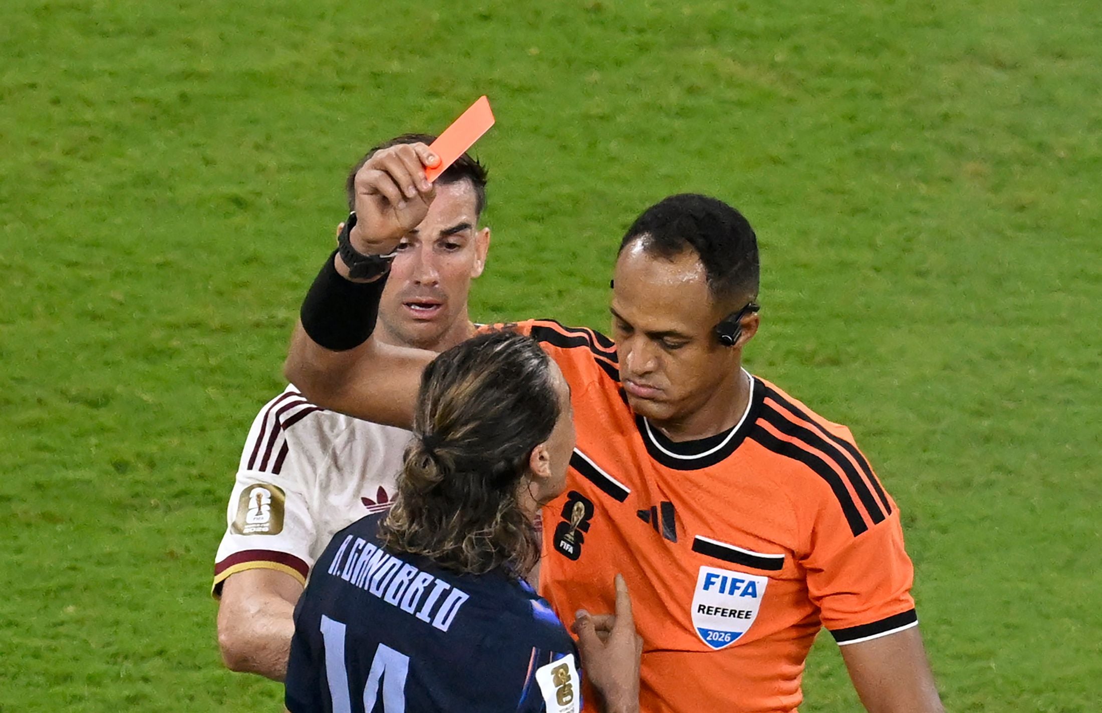 Schiedsrichter zeigt einem uruguayischen Spieler während eines Fußballspiels die rote Karte.