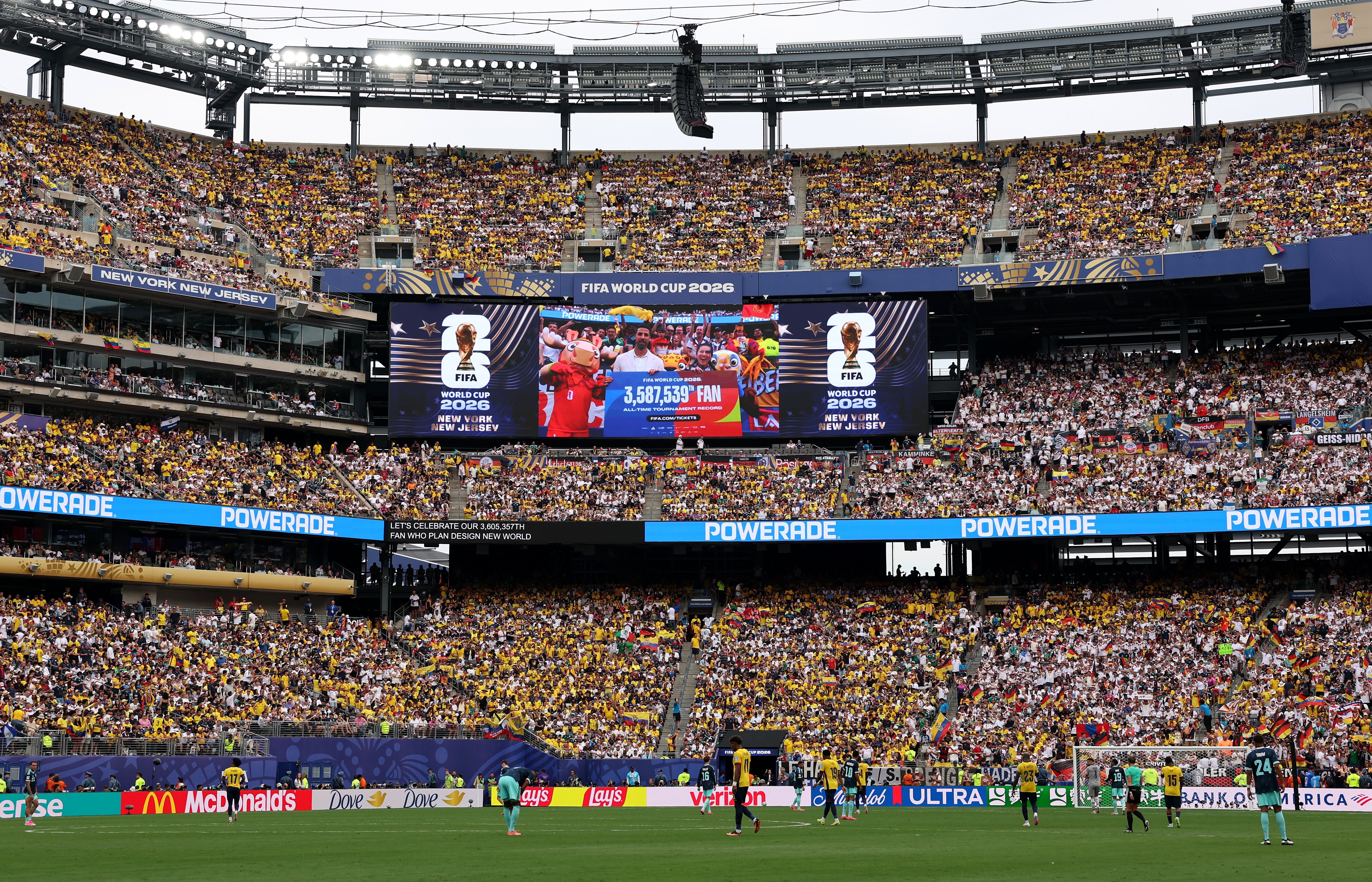 Blick ins voll besetzte Stadion mit großer Anzeigetafel während eines WM-Spiels 2026.