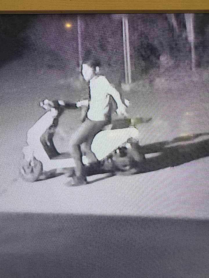 Einer der jungen Angreifer auf dem Elektro-Roller.